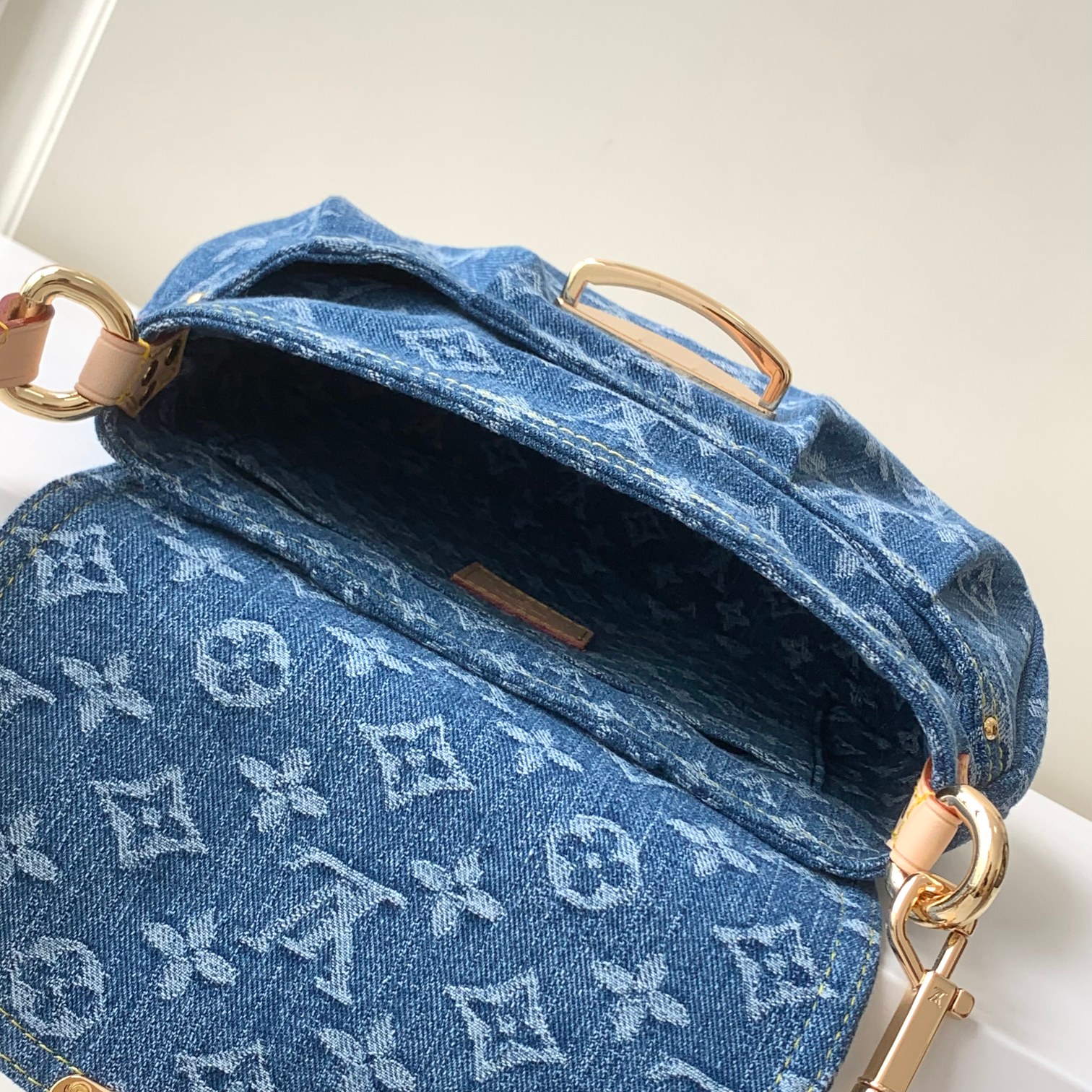 原厂皮M46829蓝色皮料是正品法国A级品质手工油边细节非常精致尺寸:27x18x3