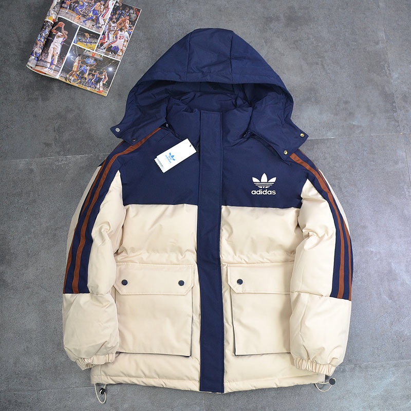 特价🉐 P200💰
Adidas➿阿迪达斯 三叶草☘️经典三道杠海军蓝御寒加厚户外运动系列.秋冬宝藏棉服.保暖棉衣连帽可脱卸帽御寒工装棉服 0666
🔘颜色： 海军蓝拼白色。湖蓝色拼黑色。杏色
🔘尺码：M L XL XXL 3xl。4xl 
M肩宽+袖长71 胸围118衣长67
L肩宽➕袖长73胸围122衣长69
xl肩宽+袖长75胸围126衣长71
xxl肩宽+袖长77胸围130衣长73
xxxl肩宽+袖长79胸围134衣长75
4xl肩宽+胸围81胸围138衣长77

   寒冬一定闭眼入的百搭单品，面料已做防水涂层 防水防风 袖口松紧设计，工装口袋设计 拼接色 .加厚设计无敌保暖 侧边简约标志杠条织带胸前三叶草经典logo设计，连帽可脱卸双门襟设计，简约百搭，轻松好驾驭 上身效果极佳 刷街必备 百搭神器，朋友们闭眼入！ 上身舒服抗寒保暖，做工精致
温馨提示:尺码均为手工测量有1-2CM左右误差属于正常。