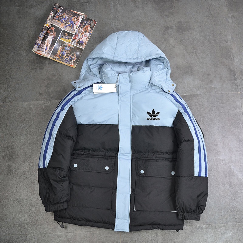 特价🉐 P200💰
Adidas➿阿迪达斯 三叶草☘️经典三道杠海军蓝御寒加厚户外运动系列.秋冬宝藏棉服.保暖棉衣连帽可脱卸帽御寒工装棉服 0666
🔘颜色： 海军蓝拼白色。湖蓝色拼黑色。杏色
🔘尺码：M L XL XXL 3xl。4xl 
M肩宽+袖长71 胸围118衣长67
L肩宽➕袖长73胸围122衣长69
xl肩宽+袖长75胸围126衣长71
xxl肩宽+袖长77胸围130衣长73
xxxl肩宽+袖长79胸围134衣长75
4xl肩宽+胸围81胸围138衣长77

   寒冬一定闭眼入的百搭单品，面料已做防水涂层 防水防风 袖口松紧设计，工装口袋设计 拼接色 .加厚设计无敌保暖 侧边简约标志杠条织带胸前三叶草经典logo设计，连帽可脱卸双门襟设计，简约百搭，轻松好驾驭 上身效果极佳 刷街必备 百搭神器，朋友们闭眼入！ 上身舒服抗寒保暖，做工精致
温馨提示:尺码均为手工测量有1-2CM左右误差属于正常。