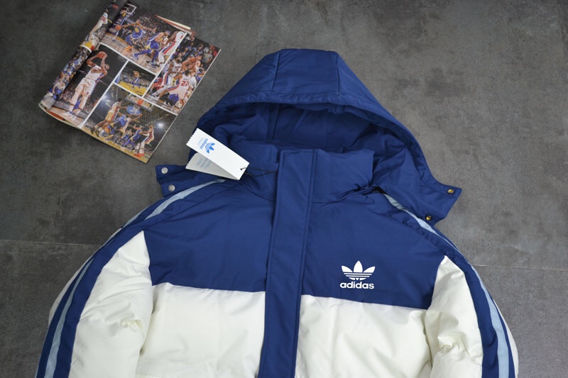 特价🉐 P200💰
Adidas➿阿迪达斯 三叶草☘️经典三道杠海军蓝御寒加厚户外运动系列.秋冬宝藏棉服.保暖棉衣连帽可脱卸帽御寒工装棉服 0666
🔘颜色： 海军蓝拼白色。湖蓝色拼黑色。杏色
🔘尺码：M L XL XXL 3xl。4xl 
M肩宽+袖长71 胸围118衣长67
L肩宽➕袖长73胸围122衣长69
xl肩宽+袖长75胸围126衣长71
xxl肩宽+袖长77胸围130衣长73
xxxl肩宽+袖长79胸围134衣长75
4xl肩宽+胸围81胸围138衣长77

   寒冬一定闭眼入的百搭单品，面料已做防水涂层 防水防风 袖口松紧设计，工装口袋设计 拼接色 .加厚设计无敌保暖 侧边简约标志杠条织带胸前三叶草经典logo设计，连帽可脱卸双门襟设计，简约百搭，轻松好驾驭 上身效果极佳 刷街必备 百搭神器，朋友们闭眼入！ 上身舒服抗寒保暖，做工精致
温馨提示:尺码均为手工测量有1-2CM左右误差属于正常。