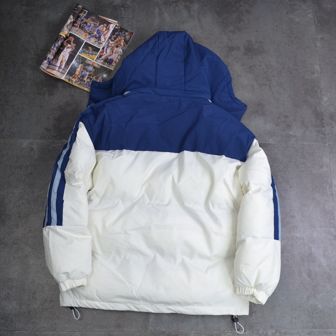 特价🉐 P200💰
Adidas➿阿迪达斯 三叶草☘️经典三道杠海军蓝御寒加厚户外运动系列.秋冬宝藏棉服.保暖棉衣连帽可脱卸帽御寒工装棉服 0666
🔘颜色： 海军蓝拼白色。湖蓝色拼黑色。杏色
🔘尺码：M L XL XXL 3xl。4xl 
M肩宽+袖长71 胸围118衣长67
L肩宽➕袖长73胸围122衣长69
xl肩宽+袖长75胸围126衣长71
xxl肩宽+袖长77胸围130衣长73
xxxl肩宽+袖长79胸围134衣长75
4xl肩宽+胸围81胸围138衣长77

   寒冬一定闭眼入的百搭单品，面料已做防水涂层 防水防风 袖口松紧设计，工装口袋设计 拼接色 .加厚设计无敌保暖 侧边简约标志杠条织带胸前三叶草经典logo设计，连帽可脱卸双门襟设计，简约百搭，轻松好驾驭 上身效果极佳 刷街必备 百搭神器，朋友们闭眼入！ 上身舒服抗寒保暖，做工精致
温馨提示:尺码均为手工测量有1-2CM左右误差属于正常。