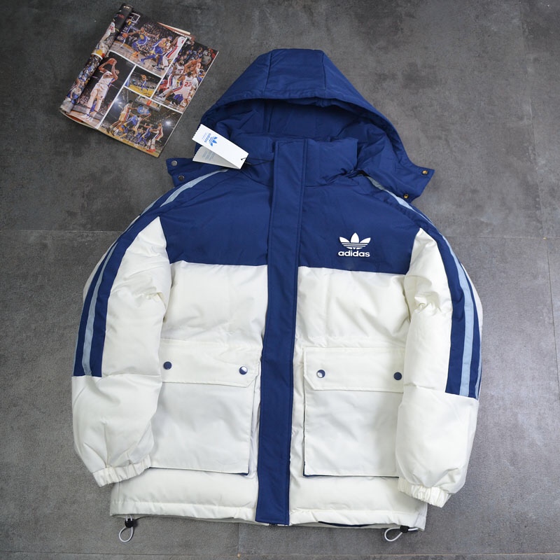 特价🉐 P200💰
Adidas➿阿迪达斯 三叶草☘️经典三道杠海军蓝御寒加厚户外运动系列.秋冬宝藏棉服.保暖棉衣连帽可脱卸帽御寒工装棉服 0666
🔘颜色： 海军蓝拼白色。湖蓝色拼黑色。杏色
🔘尺码：M L XL XXL 3xl。4xl 
M肩宽+袖长71 胸围118衣长67
L肩宽➕袖长73胸围122衣长69
xl肩宽+袖长75胸围126衣长71
xxl肩宽+袖长77胸围130衣长73
xxxl肩宽+袖长79胸围134衣长75
4xl肩宽+胸围81胸围138衣长77

   寒冬一定闭眼入的百搭单品，面料已做防水涂层 防水防风 袖口松紧设计，工装口袋设计 拼接色 .加厚设计无敌保暖 侧边简约标志杠条织带胸前三叶草经典logo设计，连帽可脱卸双门襟设计，简约百搭，轻松好驾驭 上身效果极佳 刷街必备 百搭神器，朋友们闭眼入！ 上身舒服抗寒保暖，做工精致
温馨提示:尺码均为手工测量有1-2CM左右误差属于正常。