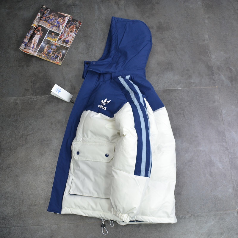 特价🉐 P200💰
Adidas➿阿迪达斯 三叶草☘️经典三道杠海军蓝御寒加厚户外运动系列.秋冬宝藏棉服.保暖棉衣连帽可脱卸帽御寒工装棉服 0666
🔘颜色： 海军蓝拼白色。湖蓝色拼黑色。杏色
🔘尺码：M L XL XXL 3xl。4xl 
M肩宽+袖长71 胸围118衣长67
L肩宽➕袖长73胸围122衣长69
xl肩宽+袖长75胸围126衣长71
xxl肩宽+袖长77胸围130衣长73
xxxl肩宽+袖长79胸围134衣长75
4xl肩宽+胸围81胸围138衣长77

   寒冬一定闭眼入的百搭单品，面料已做防水涂层 防水防风 袖口松紧设计，工装口袋设计 拼接色 .加厚设计无敌保暖 侧边简约标志杠条织带胸前三叶草经典logo设计，连帽可脱卸双门襟设计，简约百搭，轻松好驾驭 上身效果极佳 刷街必备 百搭神器，朋友们闭眼入！ 上身舒服抗寒保暖，做工精致
温馨提示:尺码均为手工测量有1-2CM左右误差属于正常。