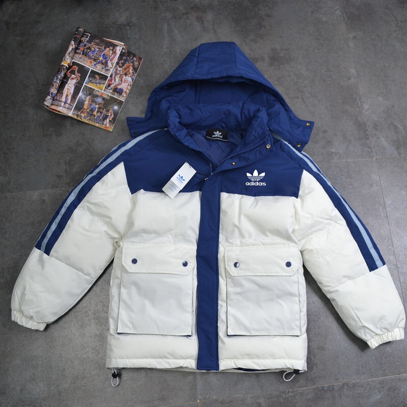 特价🉐 P200💰
Adidas➿阿迪达斯 三叶草☘️经典三道杠海军蓝御寒加厚户外运动系列.秋冬宝藏棉服.保暖棉衣连帽可脱卸帽御寒工装棉服 0666
🔘颜色： 海军蓝拼白色。湖蓝色拼黑色。杏色
🔘尺码：M L XL XXL 3xl。4xl 
M肩宽+袖长71 胸围118衣长67
L肩宽➕袖长73胸围122衣长69
xl肩宽+袖长75胸围126衣长71
xxl肩宽+袖长77胸围130衣长73
xxxl肩宽+袖长79胸围134衣长75
4xl肩宽+胸围81胸围138衣长77

   寒冬一定闭眼入的百搭单品，面料已做防水涂层 防水防风 袖口松紧设计，工装口袋设计 拼接色 .加厚设计无敌保暖 侧边简约标志杠条织带胸前三叶草经典logo设计，连帽可脱卸双门襟设计，简约百搭，轻松好驾驭 上身效果极佳 刷街必备 百搭神器，朋友们闭眼入！ 上身舒服抗寒保暖，做工精致
温馨提示:尺码均为手工测量有1-2CM左右误差属于正常。