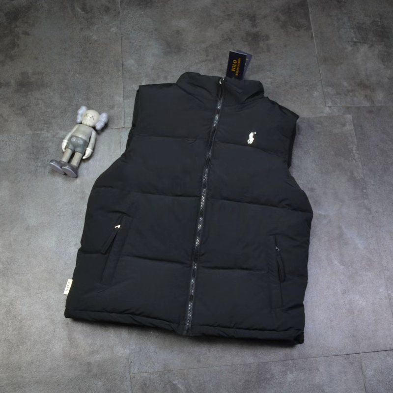 🛒购物价： 上新💰170
POLO/25ss秋冬新款马甲蓬松棉马甲休闲立领防风马甲户外休闲刺绣小马棉坎肩！
超火爆款终于出货啦！男款立领棉马甲！防水透气保暖面料、立领设计，两侧口袋、天气逐渐转凉,是时候入手一件了！
胸前刺绣logo点缀，彰显品牌身份！
绝对是好东西！！无论搭配外套卫衣还是毛衣都非常合适！！版型设计简单大方，要的就是这种简单大方的感觉！！做工特别精致，剪裁走线绝对挑不出毛病！！穿起来舒服，修身不臃肿透气性好，防水，防风，抗污，抗静电，最主要是保暖性强！定制面料，很有挺括感，不臃肿，很显精神！很帅的一款基础单品，炒鸡好搭配简约的廓形，适合各种身材，谁都可以驾驭~自己穿送朋友都是非常好的选择...非常超值的一款羽绒棉 马甲…让你和家人整个冬天温暖如春！
颜色: 米白   黑色 藏青色  军绿色
尺寸M-5XL

尺码:   胸围     肩宽     衣长    体重
M        108      42        65     95-115
L         112      43     67   115-130
XL       116   44     69      130-140
2XL     120     45     71   150-160
3XL     124    46     72      165-175
4xl       128    47      73       180-190
5xl        132     48    75       200斤内
纯手工测量存在1-2CM误差！！