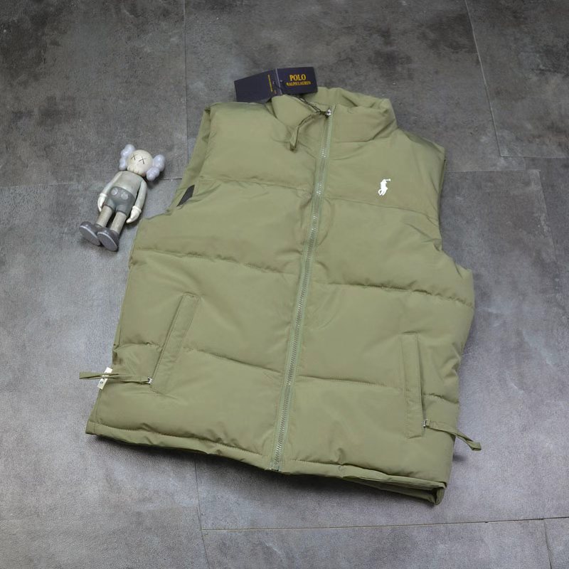 🛒购物价： 上新💰170
POLO/25ss秋冬新款马甲蓬松棉马甲休闲立领防风马甲户外休闲刺绣小马棉坎肩！
超火爆款终于出货啦！男款立领棉马甲！防水透气保暖面料、立领设计，两侧口袋、天气逐渐转凉,是时候入手一件了！
胸前刺绣logo点缀，彰显品牌身份！
绝对是好东西！！无论搭配外套卫衣还是毛衣都非常合适！！版型设计简单大方，要的就是这种简单大方的感觉！！做工特别精致，剪裁走线绝对挑不出毛病！！穿起来舒服，修身不臃肿透气性好，防水，防风，抗污，抗静电，最主要是保暖性强！定制面料，很有挺括感，不臃肿，很显精神！很帅的一款基础单品，炒鸡好搭配简约的廓形，适合各种身材，谁都可以驾驭~自己穿送朋友都是非常好的选择...非常超值的一款羽绒棉 马甲…让你和家人整个冬天温暖如春！
颜色: 米白   黑色 藏青色  军绿色
尺寸M-5XL

尺码:   胸围     肩宽     衣长    体重
M        108      42        65     95-115
L         112      43     67   115-130
XL       116   44     69      130-140
2XL     120     45     71   150-160
3XL     124    46     72      165-175
4xl       128    47      73       180-190
5xl        132     48    75       200斤内
纯手工测量存在1-2CM误差！！