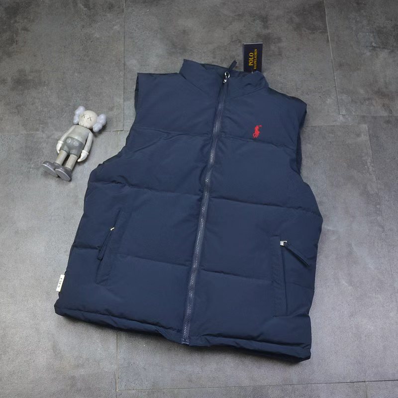 🛒购物价： 上新💰170
POLO/25ss秋冬新款马甲蓬松棉马甲休闲立领防风马甲户外休闲刺绣小马棉坎肩！
超火爆款终于出货啦！男款立领棉马甲！防水透气保暖面料、立领设计，两侧口袋、天气逐渐转凉,是时候入手一件了！
胸前刺绣logo点缀，彰显品牌身份！
绝对是好东西！！无论搭配外套卫衣还是毛衣都非常合适！！版型设计简单大方，要的就是这种简单大方的感觉！！做工特别精致，剪裁走线绝对挑不出毛病！！穿起来舒服，修身不臃肿透气性好，防水，防风，抗污，抗静电，最主要是保暖性强！定制面料，很有挺括感，不臃肿，很显精神！很帅的一款基础单品，炒鸡好搭配简约的廓形，适合各种身材，谁都可以驾驭~自己穿送朋友都是非常好的选择...非常超值的一款羽绒棉 马甲…让你和家人整个冬天温暖如春！
颜色: 米白   黑色 藏青色  军绿色
尺寸M-5XL

尺码:   胸围     肩宽     衣长    体重
M        108      42        65     95-115
L         112      43     67   115-130
XL       116   44     69      130-140
2XL     120     45     71   150-160
3XL     124    46     72      165-175
4xl       128    47      73       180-190
5xl        132     48    75       200斤内
纯手工测量存在1-2CM误差！！