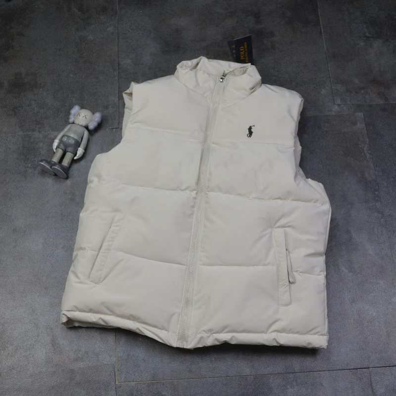 🛒购物价： 上新💰170
POLO/25ss秋冬新款马甲蓬松棉马甲休闲立领防风马甲户外休闲刺绣小马棉坎肩！
超火爆款终于出货啦！男款立领棉马甲！防水透气保暖面料、立领设计，两侧口袋、天气逐渐转凉,是时候入手一件了！
胸前刺绣logo点缀，彰显品牌身份！
绝对是好东西！！无论搭配外套卫衣还是毛衣都非常合适！！版型设计简单大方，要的就是这种简单大方的感觉！！做工特别精致，剪裁走线绝对挑不出毛病！！穿起来舒服，修身不臃肿透气性好，防水，防风，抗污，抗静电，最主要是保暖性强！定制面料，很有挺括感，不臃肿，很显精神！很帅的一款基础单品，炒鸡好搭配简约的廓形，适合各种身材，谁都可以驾驭~自己穿送朋友都是非常好的选择...非常超值的一款羽绒棉 马甲…让你和家人整个冬天温暖如春！
颜色: 米白   黑色 藏青色  军绿色
尺寸M-5XL

尺码:   胸围     肩宽     衣长    体重
M        108      42        65     95-115
L         112      43     67   115-130
XL       116   44     69      130-140
2XL     120     45     71   150-160
3XL     124    46     72      165-175
4xl       128    47      73       180-190
5xl        132     48    75       200斤内
纯手工测量存在1-2CM误差！！