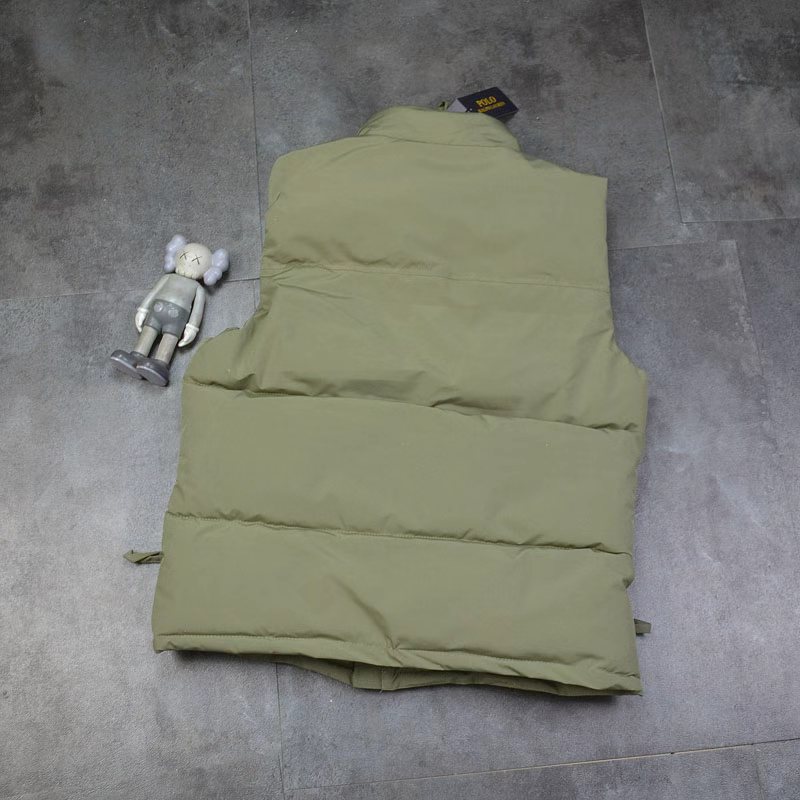 🛒购物价： 上新💰170
POLO/25ss秋冬新款马甲蓬松棉马甲休闲立领防风马甲户外休闲刺绣小马棉坎肩！
超火爆款终于出货啦！男款立领棉马甲！防水透气保暖面料、立领设计，两侧口袋、天气逐渐转凉,是时候入手一件了！
胸前刺绣logo点缀，彰显品牌身份！
绝对是好东西！！无论搭配外套卫衣还是毛衣都非常合适！！版型设计简单大方，要的就是这种简单大方的感觉！！做工特别精致，剪裁走线绝对挑不出毛病！！穿起来舒服，修身不臃肿透气性好，防水，防风，抗污，抗静电，最主要是保暖性强！定制面料，很有挺括感，不臃肿，很显精神！很帅的一款基础单品，炒鸡好搭配简约的廓形，适合各种身材，谁都可以驾驭~自己穿送朋友都是非常好的选择...非常超值的一款羽绒棉 马甲…让你和家人整个冬天温暖如春！
颜色: 米白   黑色 藏青色  军绿色
尺寸M-5XL

尺码:   胸围     肩宽     衣长    体重
M        108      42        65     95-115
L         112      43     67   115-130
XL       116   44     69      130-140
2XL     120     45     71   150-160
3XL     124    46     72      165-175
4xl       128    47      73       180-190
5xl        132     48    75       200斤内
纯手工测量存在1-2CM误差！！