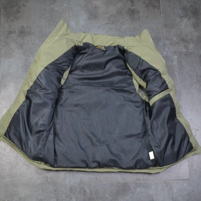 🛒购物价： 上新💰170
POLO/25ss秋冬新款马甲蓬松棉马甲休闲立领防风马甲户外休闲刺绣小马棉坎肩！
超火爆款终于出货啦！男款立领棉马甲！防水透气保暖面料、立领设计，两侧口袋、天气逐渐转凉,是时候入手一件了！
胸前刺绣logo点缀，彰显品牌身份！
绝对是好东西！！无论搭配外套卫衣还是毛衣都非常合适！！版型设计简单大方，要的就是这种简单大方的感觉！！做工特别精致，剪裁走线绝对挑不出毛病！！穿起来舒服，修身不臃肿透气性好，防水，防风，抗污，抗静电，最主要是保暖性强！定制面料，很有挺括感，不臃肿，很显精神！很帅的一款基础单品，炒鸡好搭配简约的廓形，适合各种身材，谁都可以驾驭~自己穿送朋友都是非常好的选择...非常超值的一款羽绒棉 马甲…让你和家人整个冬天温暖如春！
颜色: 米白   黑色 藏青色  军绿色
尺寸M-5XL

尺码:   胸围     肩宽     衣长    体重
M        108      42        65     95-115
L         112      43     67   115-130
XL       116   44     69      130-140
2XL     120     45     71   150-160
3XL     124    46     72      165-175
4xl       128    47      73       180-190
5xl        132     48    75       200斤内
纯手工测量存在1-2CM误差！！