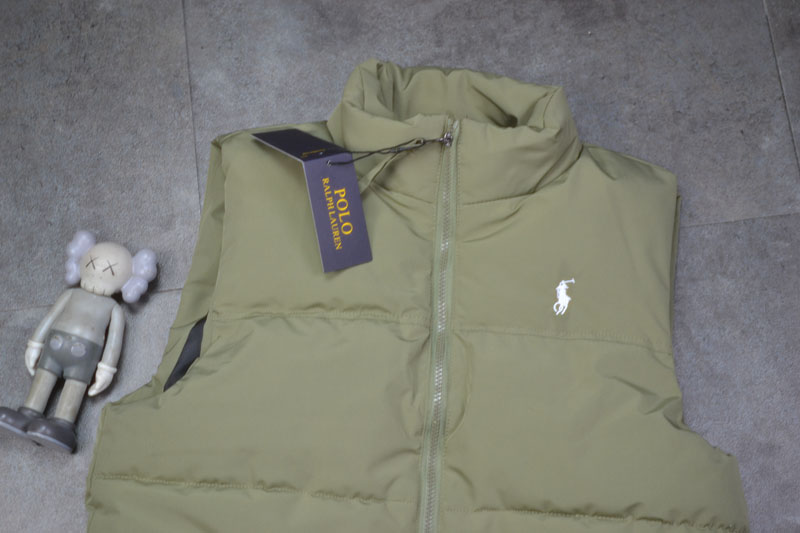 🛒购物价： 上新💰170
POLO/25ss秋冬新款马甲蓬松棉马甲休闲立领防风马甲户外休闲刺绣小马棉坎肩！
超火爆款终于出货啦！男款立领棉马甲！防水透气保暖面料、立领设计，两侧口袋、天气逐渐转凉,是时候入手一件了！
胸前刺绣logo点缀，彰显品牌身份！
绝对是好东西！！无论搭配外套卫衣还是毛衣都非常合适！！版型设计简单大方，要的就是这种简单大方的感觉！！做工特别精致，剪裁走线绝对挑不出毛病！！穿起来舒服，修身不臃肿透气性好，防水，防风，抗污，抗静电，最主要是保暖性强！定制面料，很有挺括感，不臃肿，很显精神！很帅的一款基础单品，炒鸡好搭配简约的廓形，适合各种身材，谁都可以驾驭~自己穿送朋友都是非常好的选择...非常超值的一款羽绒棉 马甲…让你和家人整个冬天温暖如春！
颜色: 米白   黑色 藏青色  军绿色
尺寸M-5XL

尺码:   胸围     肩宽     衣长    体重
M        108      42        65     95-115
L         112      43     67   115-130
XL       116   44     69      130-140
2XL     120     45     71   150-160
3XL     124    46     72      165-175
4xl       128    47      73       180-190
5xl        132     48    75       200斤内
纯手工测量存在1-2CM误差！！