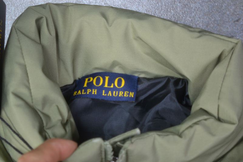 🛒购物价： 上新💰170
POLO/25ss秋冬新款马甲蓬松棉马甲休闲立领防风马甲户外休闲刺绣小马棉坎肩！
超火爆款终于出货啦！男款立领棉马甲！防水透气保暖面料、立领设计，两侧口袋、天气逐渐转凉,是时候入手一件了！
胸前刺绣logo点缀，彰显品牌身份！
绝对是好东西！！无论搭配外套卫衣还是毛衣都非常合适！！版型设计简单大方，要的就是这种简单大方的感觉！！做工特别精致，剪裁走线绝对挑不出毛病！！穿起来舒服，修身不臃肿透气性好，防水，防风，抗污，抗静电，最主要是保暖性强！定制面料，很有挺括感，不臃肿，很显精神！很帅的一款基础单品，炒鸡好搭配简约的廓形，适合各种身材，谁都可以驾驭~自己穿送朋友都是非常好的选择...非常超值的一款羽绒棉 马甲…让你和家人整个冬天温暖如春！
颜色: 米白   黑色 藏青色  军绿色
尺寸M-5XL

尺码:   胸围     肩宽     衣长    体重
M        108      42        65     95-115
L         112      43     67   115-130
XL       116   44     69      130-140
2XL     120     45     71   150-160
3XL     124    46     72      165-175
4xl       128    47      73       180-190
5xl        132     48    75       200斤内
纯手工测量存在1-2CM误差！！