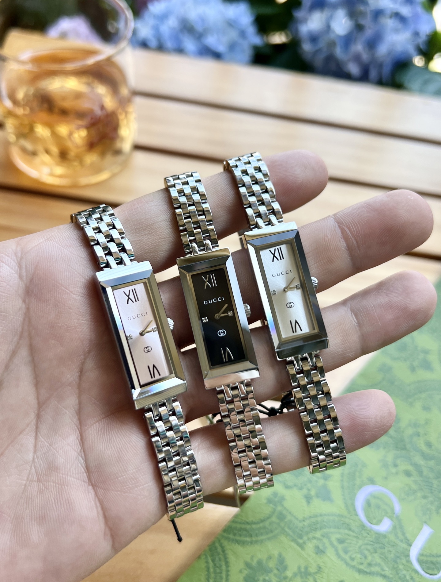 NO:383632,The latest Gucci GUCCI and G-Frame series watches use an elegant rectangular case that cleverly combines the detailed and modern fashion aesthetics. This watch is crafted by a stainless steel case, cleverly matched with a diamond pink dial, with Roman numeral hour markers and stainless steel bracelets. The case size is about 14*34 mm stainless steel case, anti-reflective coating sapphire glass, Swiss quartz movement is accurate and durable, and the effect is very exquisite!  ,gucci,gucci19860909最新款古驰GUCCI,G-Frame系列腕表采用优雅长方形表壳,巧妙融合典藏细节与现代时尚美学.这款腕表以精钢表壳匠心打造,巧妙搭配饰钻石粉色表盘,配罗马数字时标和精钢表链.表壳尺寸约14*34毫米精钢表壳,防反光涂层蓝宝石玻璃,瑞士石英机芯走时精准耐用,上手效果非常精致！,,gucci,gucci,Watch