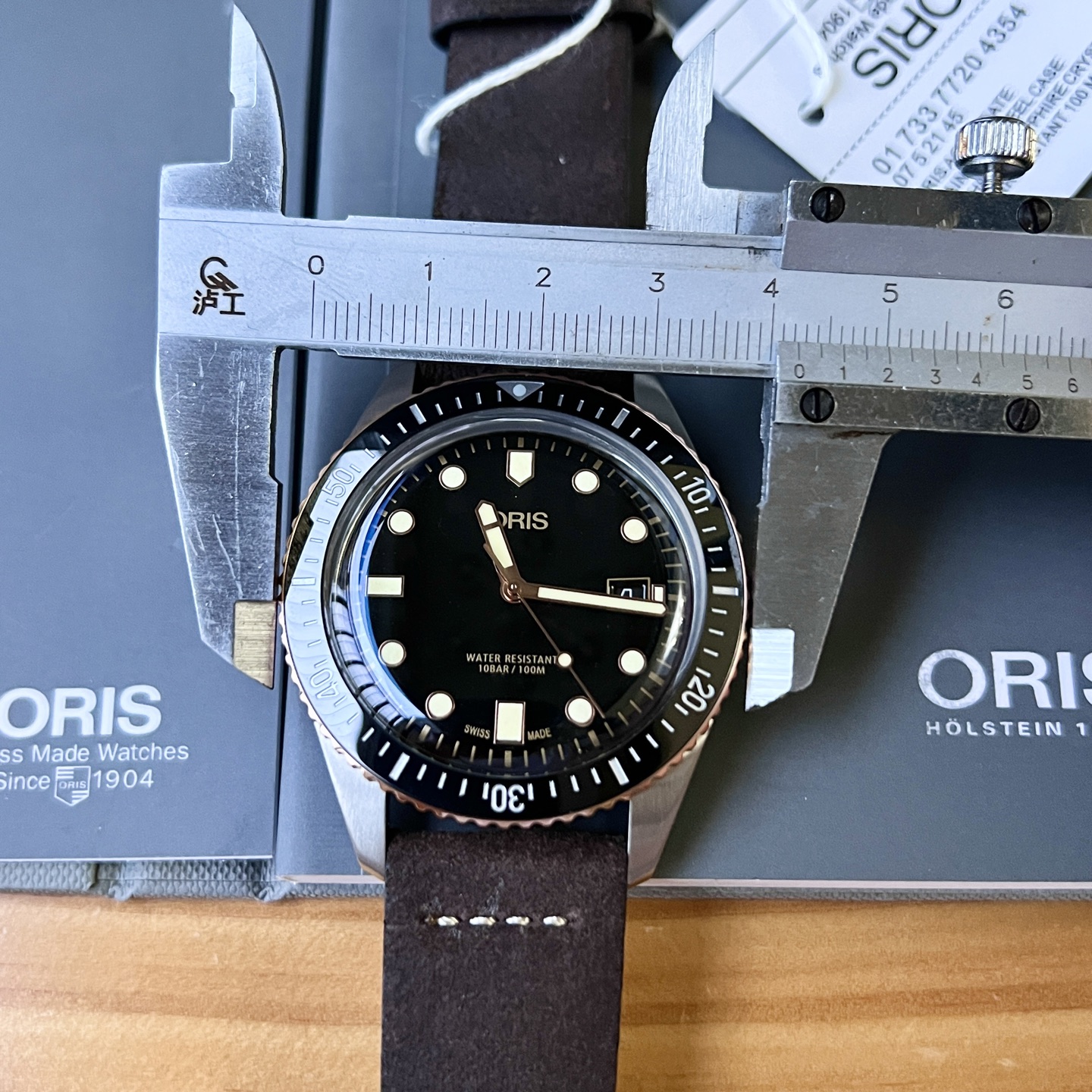 原单最新到货~豪利时ORIS,65年复刻版潜水系列,灵感来自于豪利时在1965年推出的早期潜水表。当怀旧气息遇上当代工艺,一场关于时光的剧目在手腕上开演了。原装瑞士🇨🇭sw200机芯,表壳采用单向旋转表圈,表圈有镶嵌60分钟计时器,直径约42mm,表带质感贴合,柔软舒适、气质典雅,配原装盒出货!
