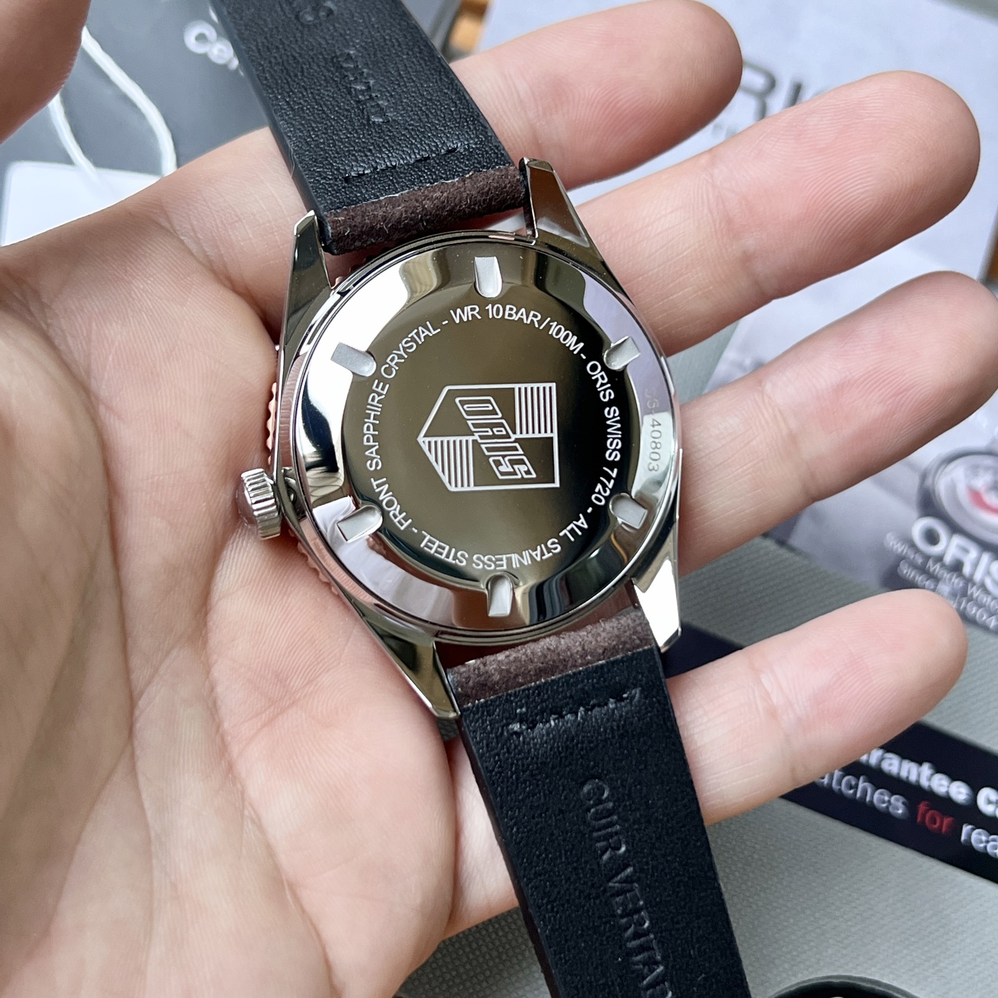 原单最新到货~豪利时ORIS,65年复刻版潜水系列,灵感来自于豪利时在1965年推出的早期潜水表。当怀旧气息遇上当代工艺,一场关于时光的剧目在手腕上开演了。原装瑞士🇨🇭sw200机芯,表壳采用单向旋转表圈,表圈有镶嵌60分钟计时器,直径约42mm,表带质感贴合,柔软舒适、气质典雅,配原装盒出货!