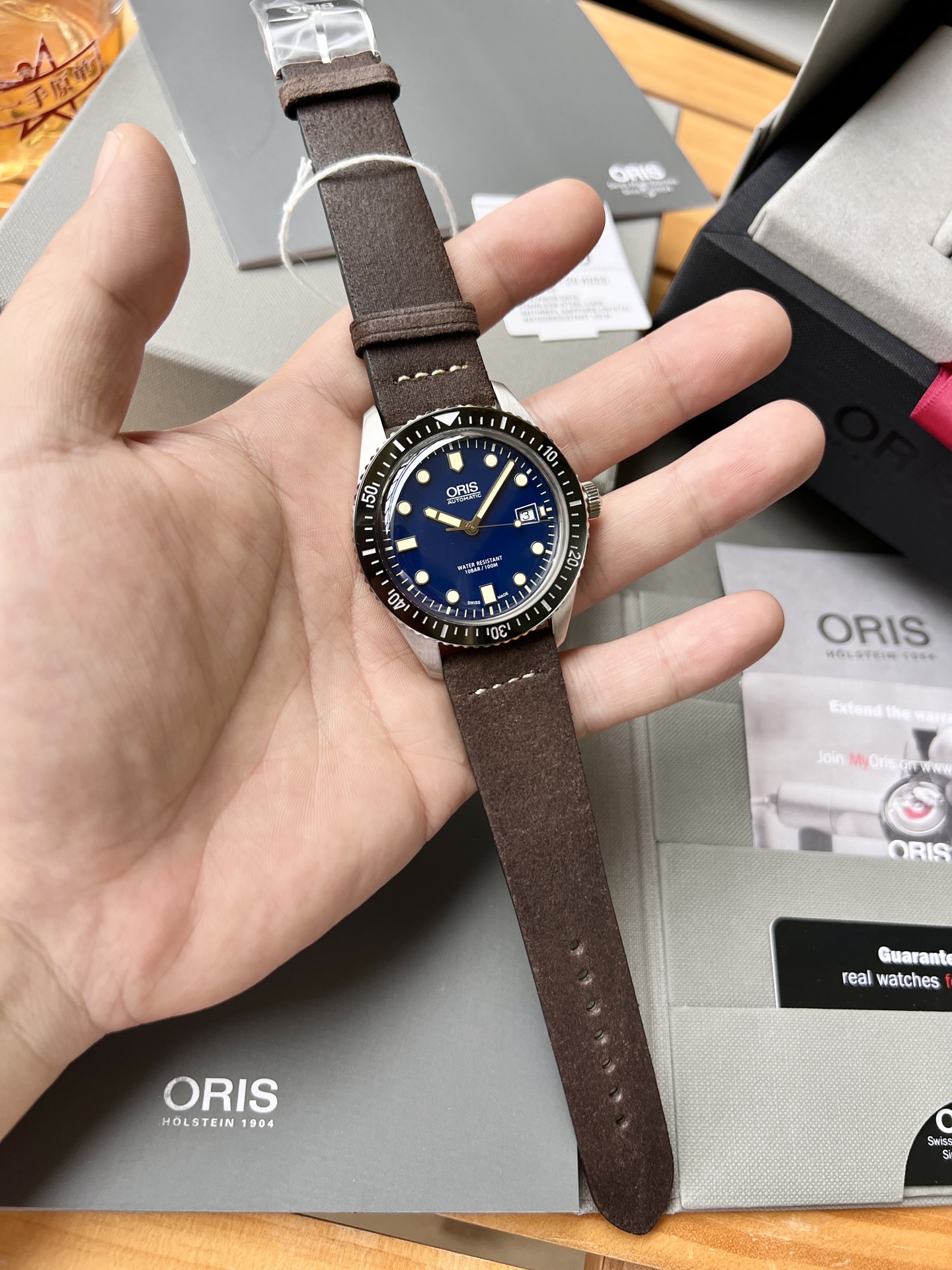 原单最新到货～豪利时ORIS，65年复刻版潜水系列，灵感来自于豪利时在1965年推出的早期潜水表。当怀旧气息遇上当代工艺，一场关于时光的剧目在手腕上开演了。原装瑞士🇨🇭sw200机芯，表壳采用单向旋转表圈，表圈有镶嵌60分钟计时器，直径约42mm，表带质感贴合，柔软舒适、气质典雅，配原装盒出货！