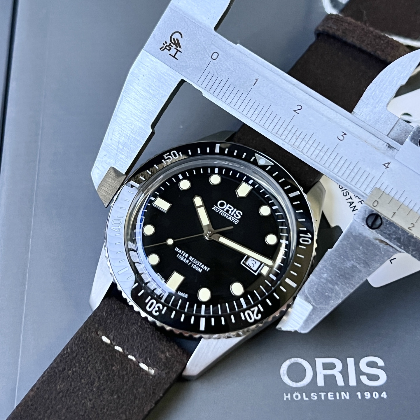 原单最新到货~豪利时ORIS,65年复刻版潜水系列,灵感来自于豪利时在1965年推出的早期潜水表。当怀旧气息遇上当代工艺,一场关于时光的剧目在手腕上开演了。原装瑞士🇨🇭sw200机芯,表壳采用单向旋转表圈,表圈有镶嵌60分钟计时器,直径约42mm,表带质感贴合,柔软舒适、气质典雅,配原装盒出货!