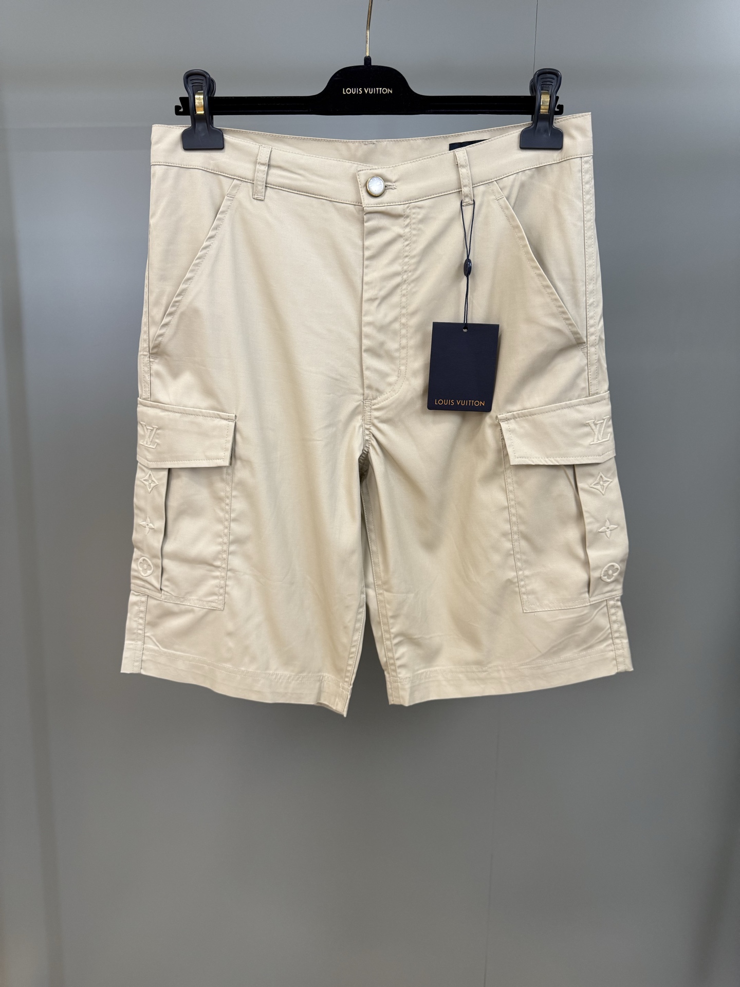 NO:821114,Lujia 26ss new work shorts are made of luxurious silk-cotton blended twill fabric to create a casual silhouette. The flap pockets on both sides are decorated with Monogram and LV embroidery in the same color, which is more sophisticated. The woven logo label on the back reveals the brand's meaning. The casual style can be matched with a variety of daily casual looks., Louis Vuitton-Clothing, louis vuitton, louis vuitton, louis vuitton, louis vuitton, shorts,19860909驴家26ss新款工装短裤选用奢华的丝棉混纺斜纹布塑就休闲廓形,两侧翻盖口袋饰有同色系的 Monogram 与 LV 刺绣,更显考究.背面梭织标识标签流露品牌意蕴.闲适格调可搭配多种日常休闲造型.,路易威登-服装,louis vuitton,louis vuitton,louis vuitton,louis vuitton,shorts,,Women's clothing