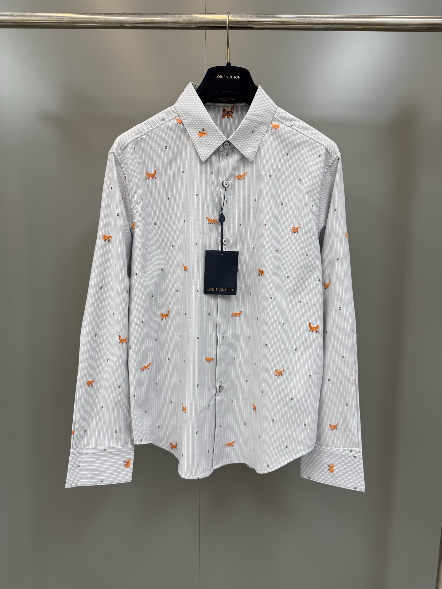 NO:818389,Lujia 26SS striped cut-out shirt. The light-colored striped jacquard of this long-sleeved cotton shirt is embellished with jumping thread-cutting foxes and mini LV logos. The pearlescent effect buttons are more delicate. Inspired by this season’s journey to the British countryside, it injects a touch of playfulness into the formal look. Cotton point collar Simple cuffs Full-width jacquard thread-cutting logo pattern pearlescent effect buttons, Louis Vuitton-clothing, louis vuitton, louis vuitton, louis  vuitton,louis vuitton,shirts,19860909驴家26SS条纹剪花衬衫 这款长袖棉质衬衫的浅色条纹提花上,点缀着跳跃的剪线狐狸和迷你 LV标识.珠光效果的纽扣更显精致.灵感源自本季英伦乡间之旅,为 正装造型注入一抹俏皮. 棉尖领 简约袖口 全幅提花剪线标识图案珠光效果纽扣,路易威登-服装,louis vuitton,louis vuitton,louis vuitton,louis vuitton,shirts,,Women's clothing
