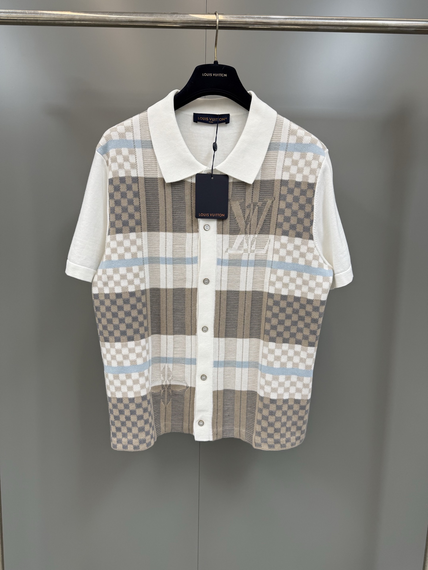 NO:818395,Lujia 26SS high version jacquard short-sleeved shirt This cotton knitted short-sleeved shirt depicts a plaid jacquard on the front, supplemented by the elegant colors of the 2026 spring and summer fashion show. Louis Vuitton elements are hidden among the patterns, and the knitted polo-style collar and pearlescent buttons add exquisite details. Standard fit cotton Damier pattern, LV letters and Monogram flowers form a plaid jacquard pattern. Plain ribbed collar on the back and sleeves  Shell effect front,Louis Vuitton-clothing,louis vuitton,louis vuitton,louis vuitton,louis vuitton,shirts,T-shirt,19860909驴家26SS高版本提花短袖衬衫 本款棉质针织短袖衬衫为正面描绘格纹提花,辅以2026春夏时装秀的淡雅色彩.路易威登元素藏于图案之间,针织马球衫式衣领和珠光纽扣再添工致细节. 标准版型棉 Damier图案,LV字母和Monogram花卉组成格纹提花图案 素色背部及衣袖罗纹衣领 贝壳效果前襟,路易威登-服装,louis vuitton,louis vuitton,louis vuitton,louis vuitton,shirts,T-shirt,,Women's clothing