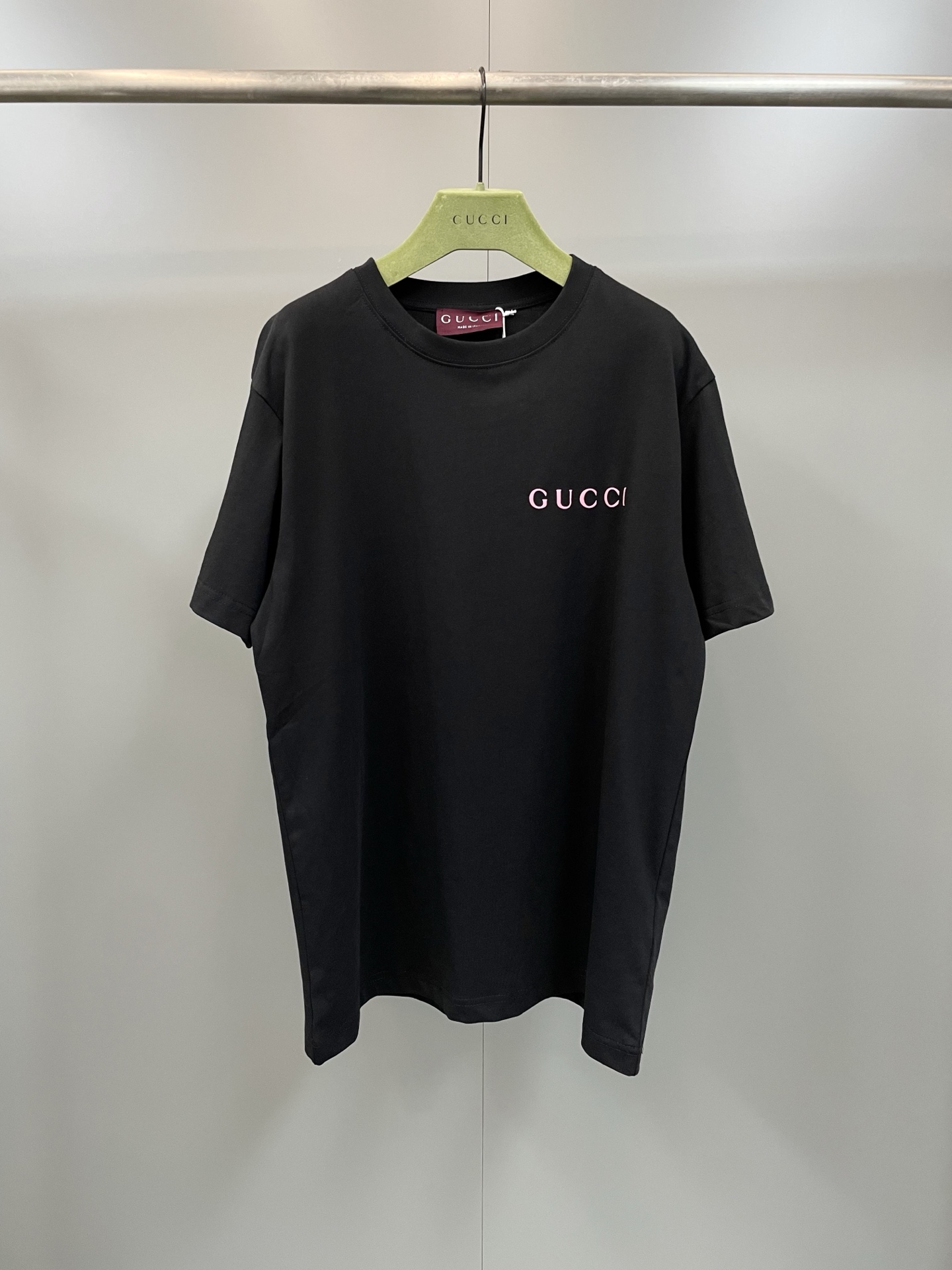 NO:775362,Gucci25SS pink letter print short sleeves  The fabric is made of custom-woven and dyed 230g double yarn fabric and then washed with wool. The neck thread is custom-dyed in the same vat and there is no color difference. The pink letter printing on the front is printed on a computer-scanned film. All detail spacing is greatly restored, and the letter spacing is consistent in size. The same color glue material is specially blended according to the original color, and the penetrating water-based flat screen printing is used. The pigment penetrates into the fiber of the fabric, and the viscosity of the color paste must be adjusted appropriately.  Medium, it is beneficial for the fabric to be evenly sized, the pattern is smooth, and the printing is dark red to distinguish it from the bright red on the market. The cuffs and hem bottoms are individually machine-edited and fixed with double topstitching. Customized new red collar labels, accessory tags and wash marks are all available in sync with the original versions. The classic conventional round neck original straight version is recommended for purchase., Gucci-clothing, gucci, gucci, T-shirt,19860909Gucci25SS粉色字母印花短袖 面料采用定织定染230g双纱面料再做水洗食毛,领口螺纹同缸定染无色差.前幅粉色字母印花电脑扫描开发印花菲林,所有细节间距都极大的还原,字母行距间大小一致.根据原色特调同色胶浆材质,采用渗透水性平网印花,颜料渗透到织物的纤维中,色浆粘度要调配适中,有利织物得浆均匀,花纹光洁,印花呈暗红区别市面亮红色.袖口、下摆底边采用的分别专机辑双明线收边固定,定制新款红色领标,辅料吊牌洗水唛同步原版一应俱全,经典常规圆领原直筒版型,推荐购入.,古驰-服装,gucci,gucci,T-shirt,,Women's clothing