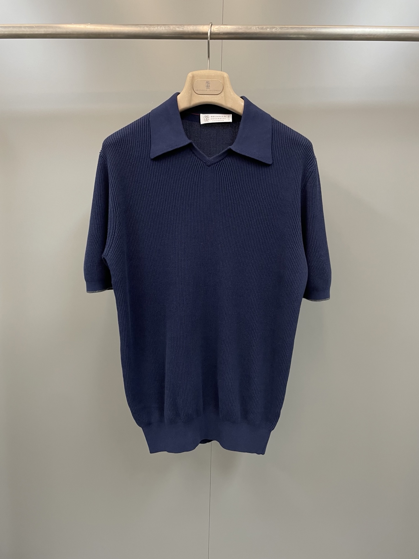 NO:781451,The new BC cotton British rib knitted polo shirt, the combination of exquisite details and natural yarns enhances the simple but elegant style of this cotton knitted polo shirt. The small V-shaped collar evokes a classic style, and the British ribbed knitted texture makes this season's colors more exquisite and provides a perfect sportswear product.  The flavorful outline adds traditional charm, and the contrasting color decoration on the edge of the cuffs finally perfects the style design of the clothes with a sense of sophistication. Pure cotton thread spinning can improve the quality of natural fibers, making the sweater light and comfortable to wear. It can only be washed by hand. Lay it flat on a horizontal surface to dry and iron at medium temperature. It can also be dry cleaned.  DETAILS Shirt collar, regular shoulders, rib weave at cuffs and hem, English weave Fabric cotton, SIZE: 48 50 52 54, Men's, sweaters, shirts,19860909新品BC棉质英式罗纹针织马球衫,考究细节与天然纱线的组合,提升了这款棉针织马球衫的简约但高雅的风格,V型小衣领唤起了一抹经典范儿,而英式罗纹针织纹理使本季的色彩更为精美,并为运动品味的轮廓添增传统魅力,袖口边缘的撞色修饰最后以精致感完美了衣服的风格设计,纯棉线纺织能提高天然纤维的质量,使毛衣轻盈,穿着舒适,只可手洗.在水平台面上平铺晾干,中温熨烫.也可以干洗. 细节 衬衫式领子,常规肩部设计,袖口和下摆罗纹编织,英式编织 面料棉,SIZE:48 50 52 54,男装,sweaters,shirts,,Women's clothing