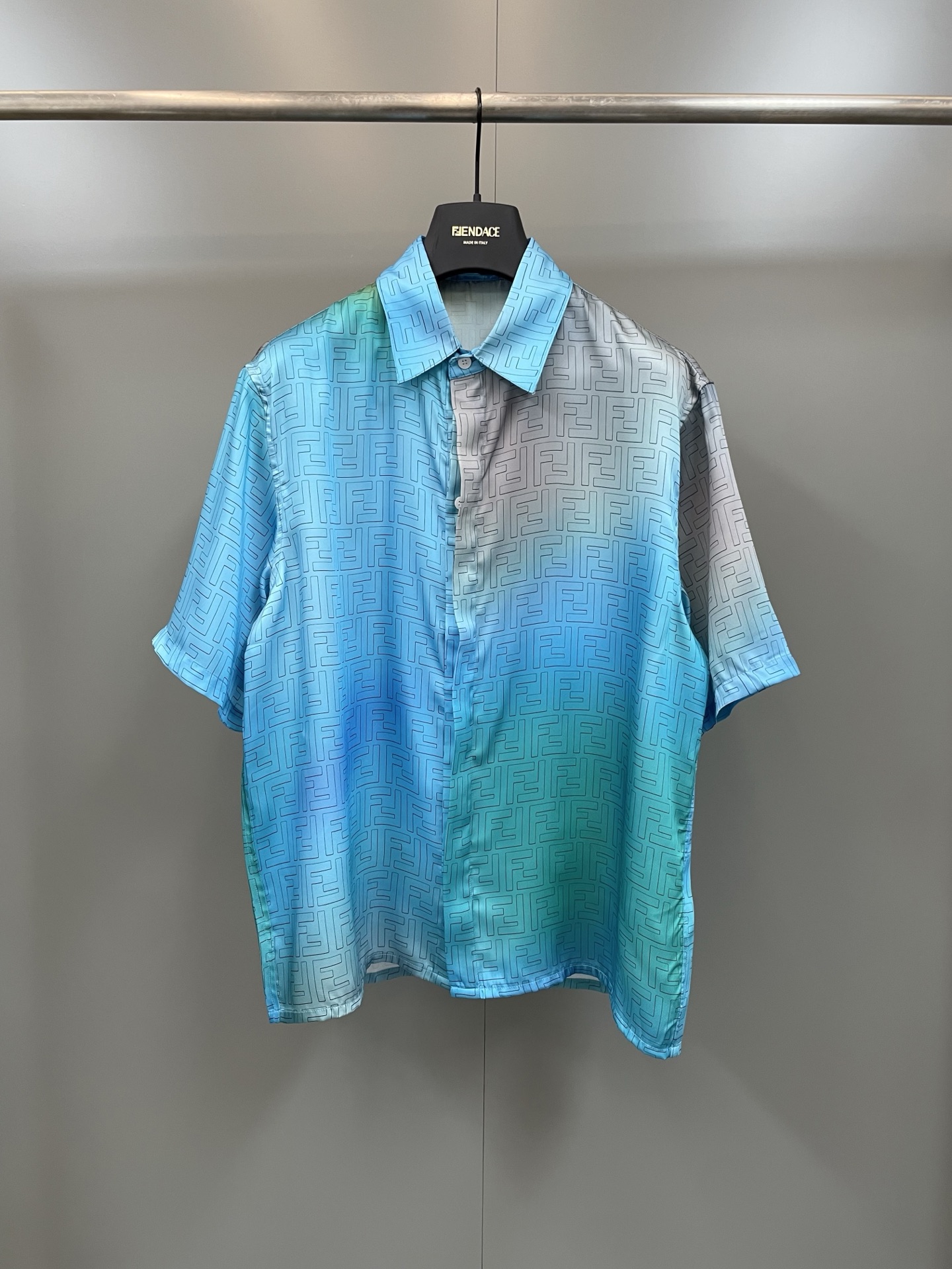 NO:779368,FENDI Future color-blocked FF shirt, loose short-sleeved shirt, Italian mid-high collar and straight hem, concealed button fastening, part of the 'FantasticFENDI Future' capsule series designed in collaboration with Japanese artist Aya Takano, made of gradient light blue Fantastic Rainbow technical silk material, decorated with contrasting full-width FF pattern print, Fendi-clothing, fendi, fendi, shirts, T-shirt, real silk,19860909FENDI Future拼色FF衬衫 宽松短袖衬衫,意大利中高领和直筒下摆,暗扣开合,隶属与日本艺术家Aya Takano合作设计的'FantasticFENDI Future'胶囊系列,采用渐变浅蓝色Fantastic Rainbow科技真丝材质,饰有撞色全幅FF图案印花,芬迪-服装,fendi,fendi,shirts,T-shirt,real silk,,Women's clothing