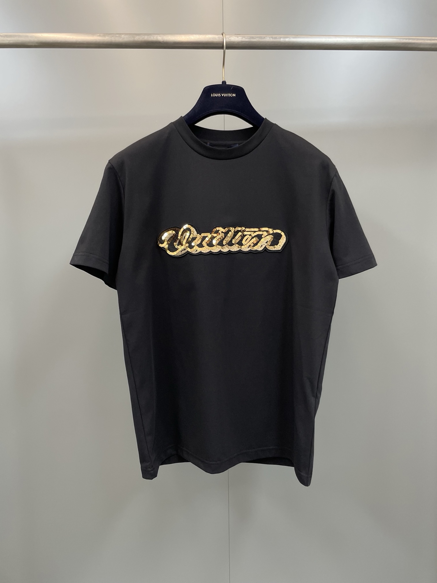 NO:818432,This fine cotton T-shirt adds an elegant touch to casual looks. Made from rich fabric, it features the signature Vuitton signature in sequined embroidery on the chest. Just below the neckline on the back, beads outline the words Marque L.Vuitton Déposée. Regular fit Cotton Ribbed collar Sequined embroidered logo patch on chest Beaded logo embroidery on back, Louis Vuitton - Apparel, louis vuitton,19860909本款精致棉质 T 恤为休闲造型注入优雅格调.采用深邃面料制成,胸前饰以亮片刺绣的草体 Vuitton 签名标识.背部领口下方,珠饰勾勒出 Marque L.Vuitton Déposée 字样. 标准版型 棉 罗纹衣领 胸前亮片刺绣标识贴饰 背部珠饰标识刺绣,路易威登-服装,louis vuitton,,Women's clothing