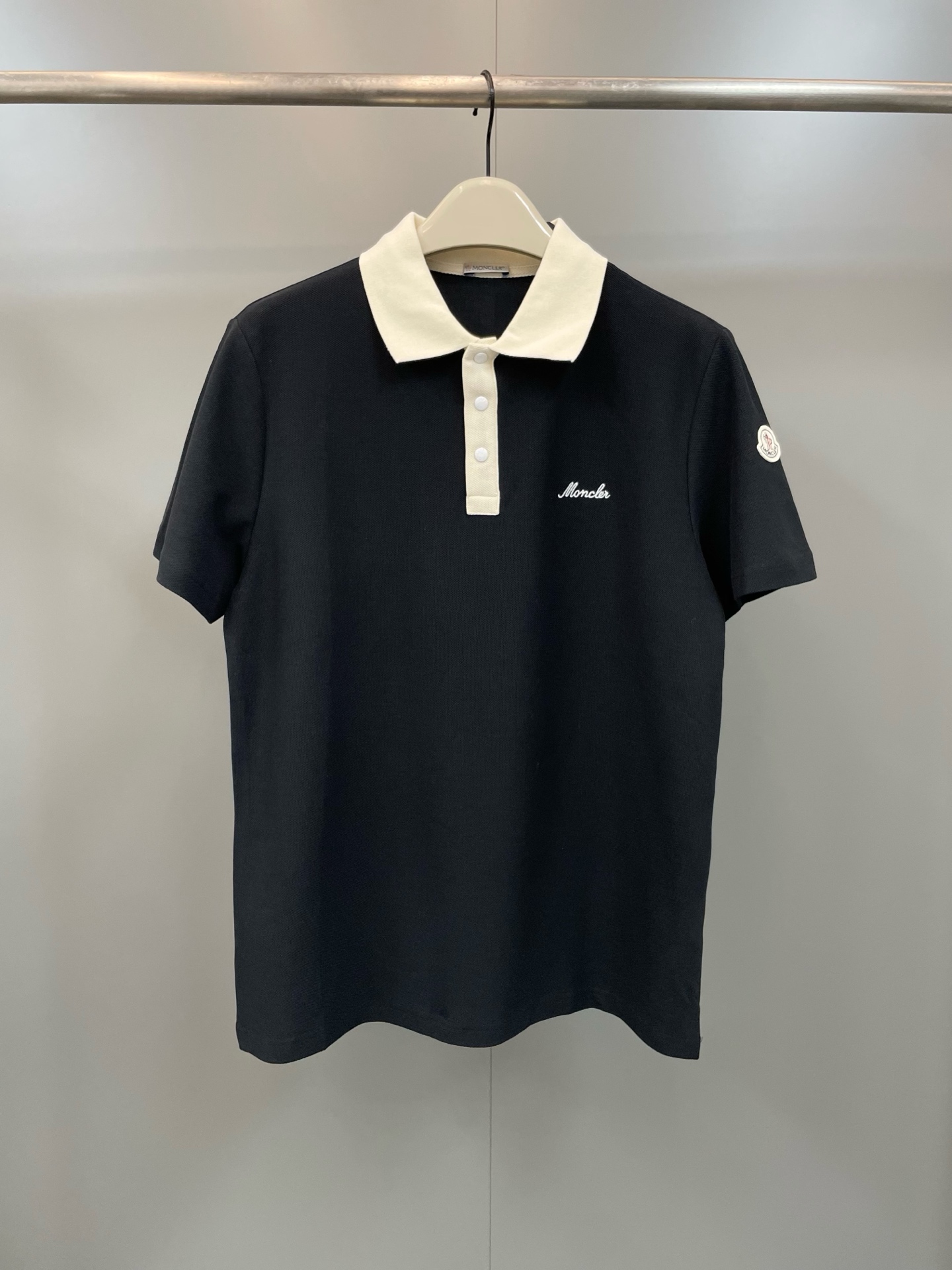 NO:775454,This polo shirt is rooted in the tradition of preppy style, adding a modern touch to campus style. Short-sleeved, made of cotton, regular fit, decorated with embroidered logo. Details Made of cotton Collar Snap-button closure Short sleeves Embroidered logo, Moncler, T-shirt,19860909这款Polo衫根植于学院风传统,为校园风格增添现代气息.短袖,采用棉质面料制成,常规版型,饰有刺绣标识. 细节 采用棉质面料制成 衣领 按扣开合 短袖 刺绣标识,蒙口-服装,Moncler,T-shirt,,Women's clothing