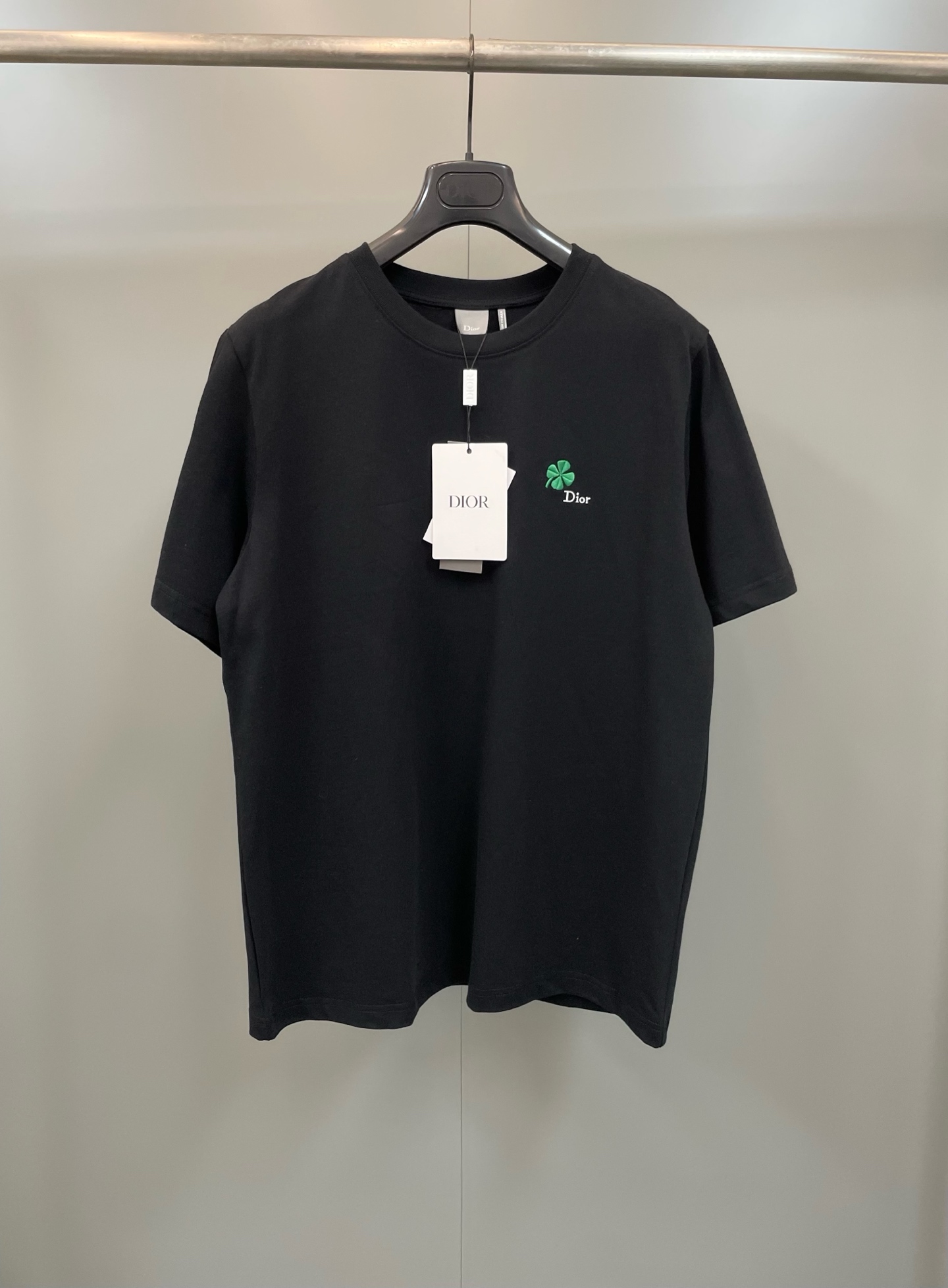 NO:775442,Dior Jonathan Anderson breathes new life into one of the House's iconic symbols and lucky symbols with the Dior Clover pattern. Crafted from black cotton jersey, embroidered with the Dior Clover pattern. It can be worn with jeans from the collection for a refined look. Dior Clover pattern embroidery Ribbed crew neck Cotton, Dior - Clothing, dior, dior, jeans,19860909Dior乔纳森·安德森 (Jonathan Anderson) 通过 Dior Clover 图案为品牌经典标志与幸运符号之一注入全新生机.采用黑色棉质平纹针织面料精心制作,饰以 Dior Clover 图案刺绣.可与该系列的牛仔裤搭配穿着,打造精致造型. Dior Clover 图案刺绣 罗纹圆领 棉,迪奥-服装,dior,dior,jeans,,Women's clothing