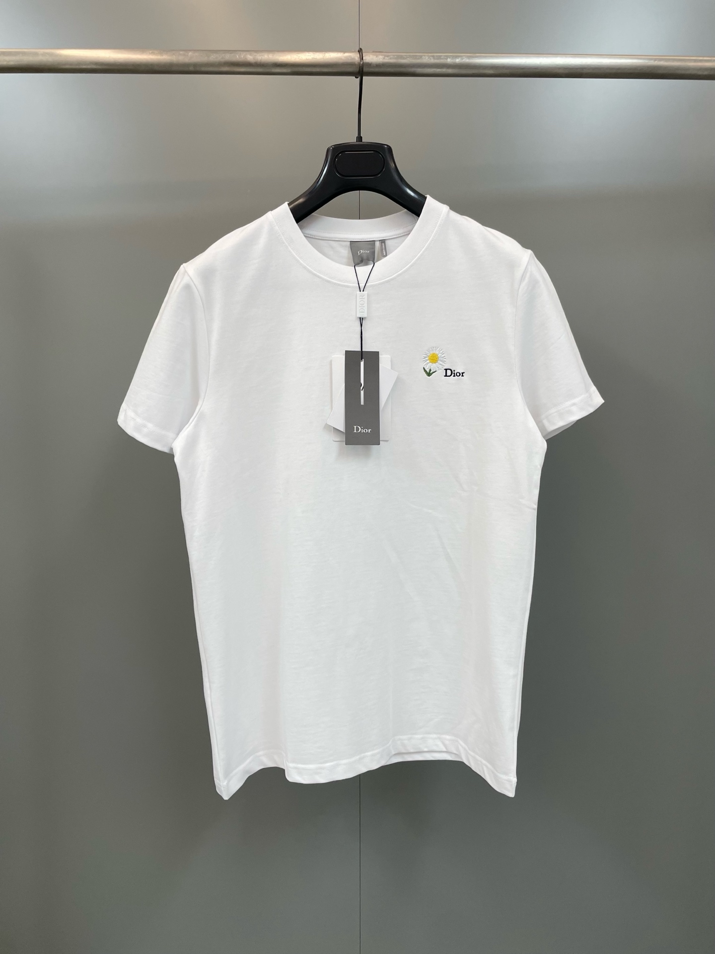 NO:775440,This T-shirt is new to the 2026 Summer Men's Collection and pays homage to Monsieur Dior's love for flowers. It is crafted from white cotton jersey and is decorated with daisy embroidery and the Dior logo to enhance the style. It can be worn with shorts for a casual look. Decorated with daisies and Dior embroidery on the chest. Ribbed crew neck. Cotton, Dior-clothing, dior, dior, shorts,19860909这款 T 恤是二零二六夏季男装系列新品,致敬 Dior 先生对花朵的热爱.采用白色棉质平纹针织面料精心制作,饰以雏菊刺绣,搭配 Dior 标志提升格调.可搭配短裤穿着,打造休闲造型. 胸前饰以雏菊和 Dior 刺绣 罗纹圆领 棉,迪奥-服装,dior,dior,shorts,,Women's clothing