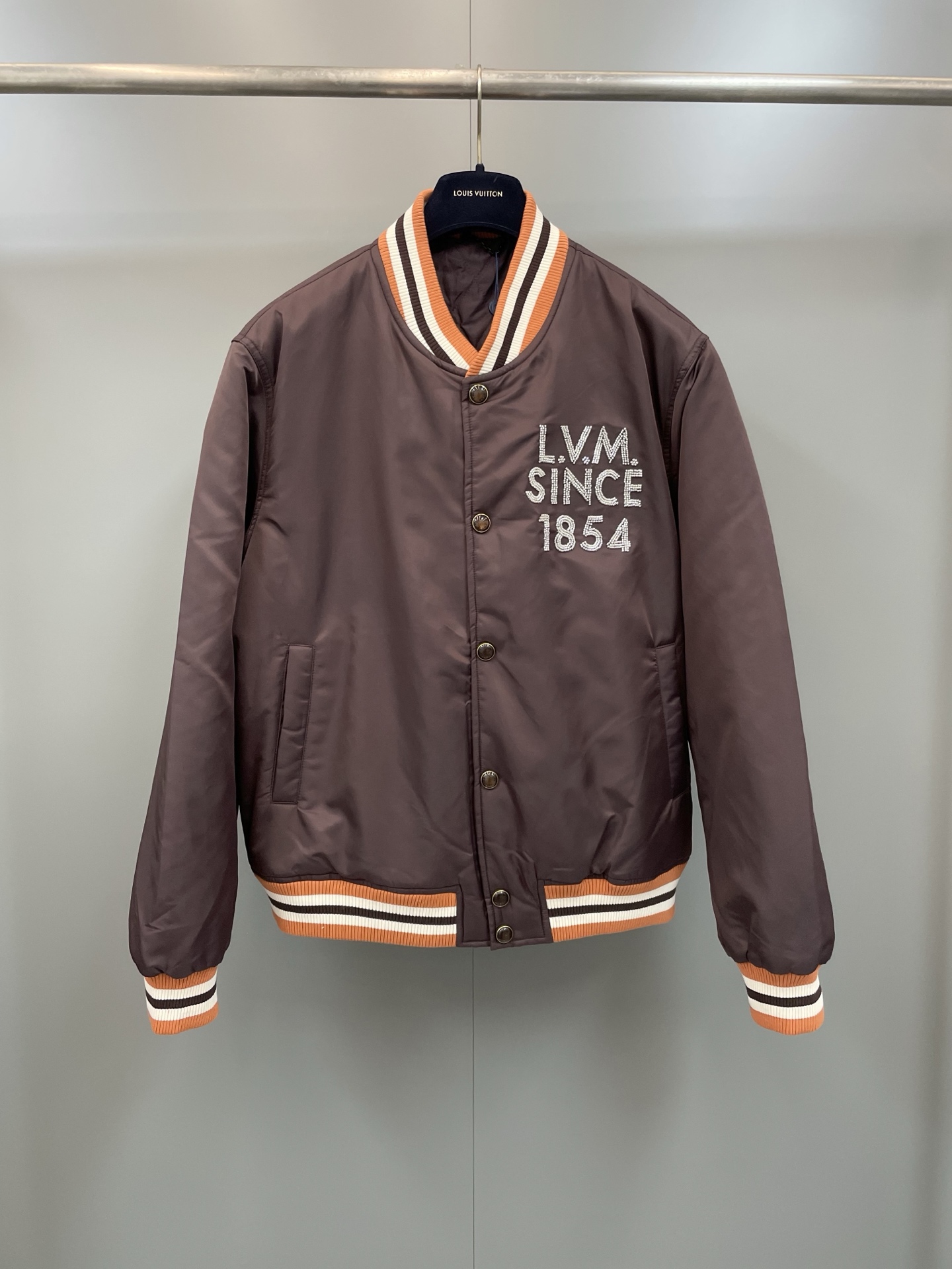 NO:775405,Lujia 2026 new style brown letter embroidered 1854 decorated bomber belted jacket high version,Louis Vuitton-clothing,louis vuitton,louis vuitton,louis vuitton,jackets & coats,jackets & coats,19860909驴家2026新款棕色字母刺绣1854装饰飞行员束腰夹克外套 高版本,路易威登-服装,louis vuitton,louis vuitton,louis vuitton,jackets & coats,jackets & coats,,Women's clothing