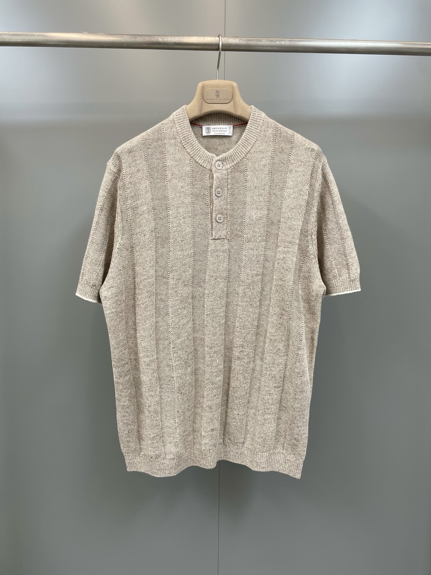 NO:781441,The new BC striped cotton and linen T-shirt, the combination of natural fibers and exquisite craftsmanship, defines the unique style of this linen and cotton knitted T-shirt, adding an indispensable item to men's clothing. Fabric: 77 linen, 23 cotton, men's clothing, tees, t-shirt,19860909新品BC条纹棉麻T恤,天然纤维与精湛工艺组合,定义出这款麻棉针织T恤的别致风格,为男装再添一件不可或缺的单品.面料77亚麻,23棉,男装,tees，t-shirt,,Women's clothing