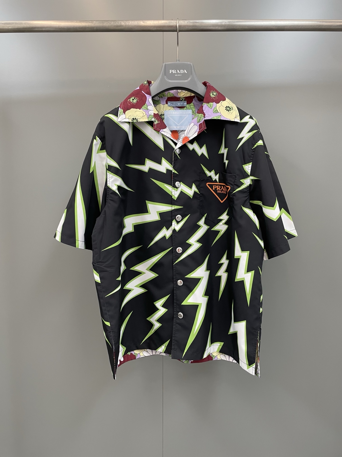 NO:775028,PR Reversible Shirt In the 72nd release of Timecapsule, limited edition shirts continue to explore the duality between contrasting symbols and patterns, with a new reversible design. Multiple meanings are revealed through the strong lines of these two archival prints, fusing light and shadow, depth and lightness. Available exclusively online for 24 hours, this limited series includes the Timecapsule shirt and its NFT digital version, making you a member of Prada’s Crypted NFT community. Heart and plaid print Oversize shape Bowling lapel Front patch pocket  Straight hem Snap button closure Front Prada logo plate Main material Cotton, Prada-clothing, prada, prada, versace, shirts,19860909PR双面衬衫 在第72期Timecapsule发布中,限量版衬衫继续探索对比符号和图案之间的双重性,推出全新可翻转设计.多重意义通过这两款档案印花的强烈线条显现,融合光影、深度与轻盈.此限定系列仅线上独家发售24小时,包括Timecapsule衬衫及其NFT数字版本,让您成为Prada的Crypted NFT社群成员. 心形和格子印花 Oversize造型 保龄球翻领 正面贴袋 平直底边 按扣开合 正面Prada徽标标牌 主要材质 棉,普拉达-服装,prada,prada,versace,shirts,,Women's clothing