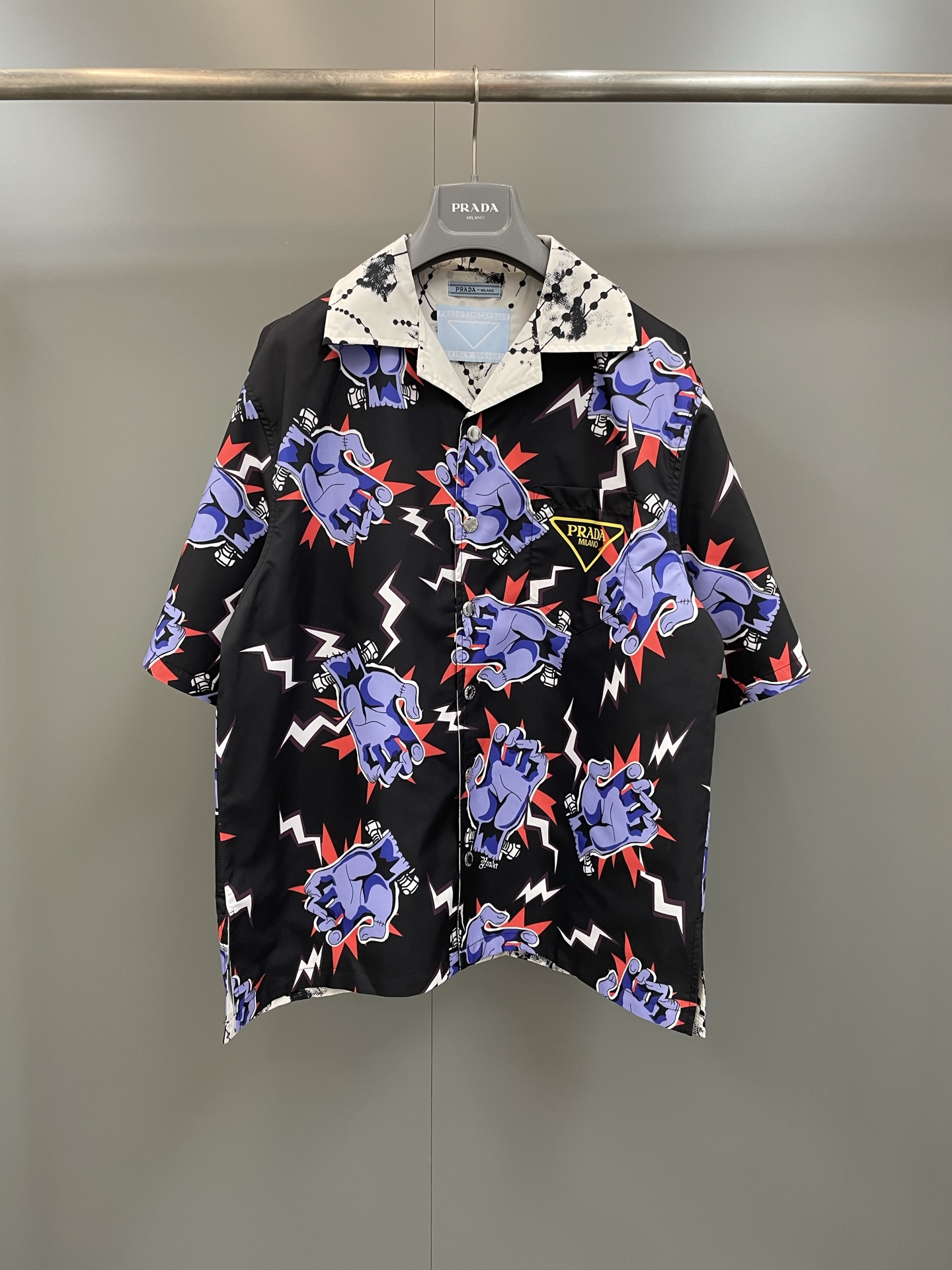 NO:775032,PR double-sided shirt, this exclusive limited-edition shirt launched in Issue 70 of Timecapsule features a double-sided design, with Prada’s iconic classic print on both sides. The two contrasting patterns collide with unexpected sparks, showing the diverse charm of the Prada world. The collection is only available online for 24 hours, and includes the Timecapsule shirt and its NFT digital version, giving you the opportunity to join Prada’s exclusive encrypted NFT community. Reversible glitter and flower patterns  Relaxed fit Bowling collar Patch pockets Straight hem Snap buttons Prada latex logo badge on the front Main material Cotton This garment is made of high-quality fabrics. To maintain its quality, we recommend that you follow the washing instructions or have it cleaned by a professional dry cleaner. Hand wash Ambient temperature Wash in cold water, turn inside out and wash separately. Do not soak, do not wring out Do not bleach Dry in the shade Do not tumble dry The maximum temperature of the iron base is 120 °C Use an ironing cloth  Do not dry clean, Prada-clothing, prada, prada, shirts,19860909PR双面衬衫,Timecapsule 第 70 期推出的这款独家限量版衬衫采用双面设计,正反两面均饰有 Prada 标志性的经典印花.两种对比鲜明的图案碰撞出意想不到的火花,展现了 Prada 世界的多元魅力.该系列仅限线上发售 24 小时,包含 Timecapsule 衬衫及其 NFT 数字版本,让您有机会加入 Prada 专属的加密 NFT 社群. 可逆的 闪光和花朵图案 宽松版型 保龄球领 贴袋 直筒下摆 按扣 正面有Prada乳胶标志徽章 主要材质 棉 这件衣服采用优质面料制成.为了保持其品质,我们建议您遵循洗涤说明,或委托专业干洗店清洗. 手洗 环境温度 请用冷水洗涤,翻面,并分开洗涤. 不要浸泡,不要拧干 不能漂白 阴凉处晾晒 请勿烘干 铁底板最高温度为 120 °C 使用熨烫布 不可干洗,普拉达-服装,prada,prada,shirts,,Women's clothing