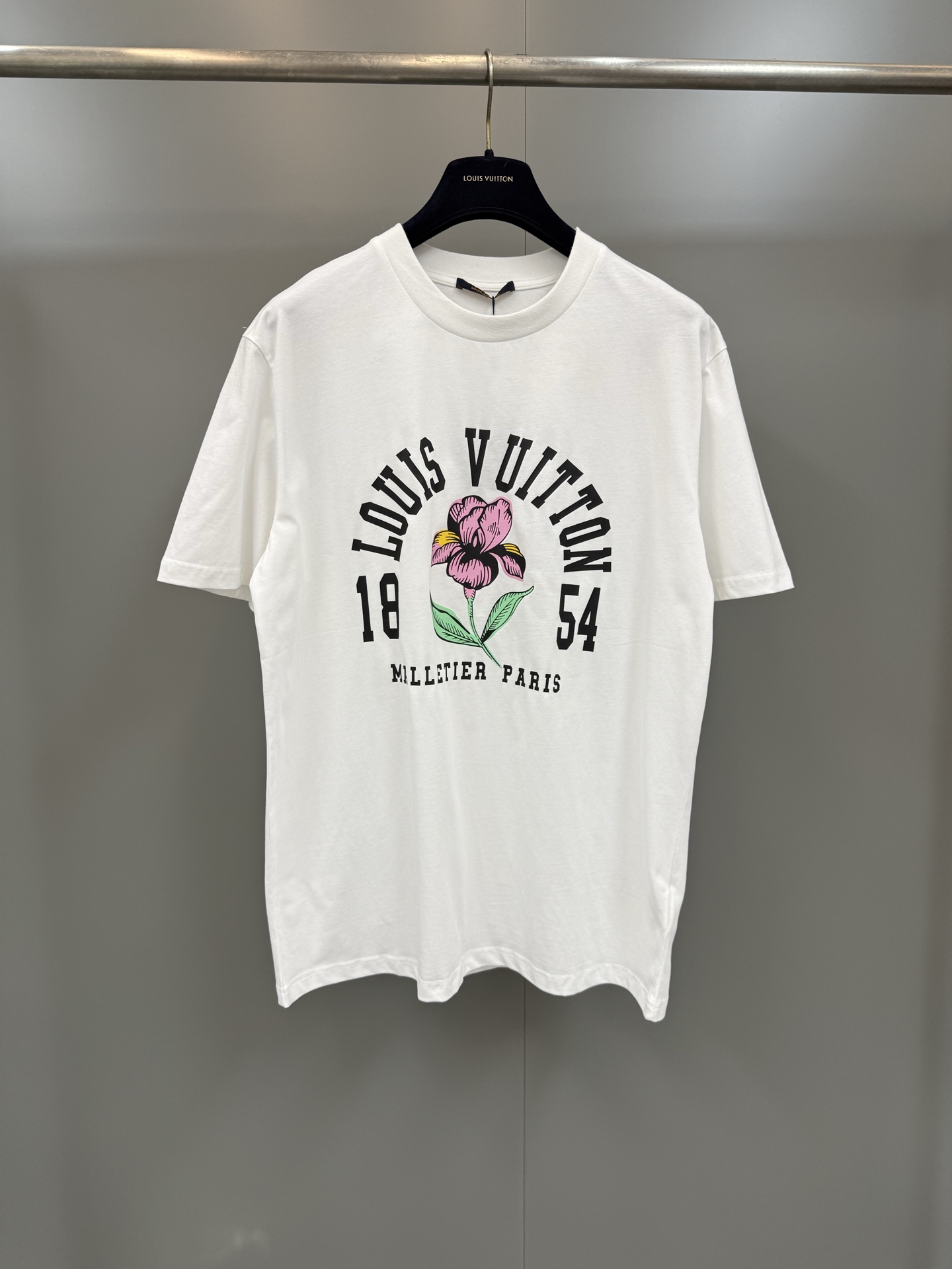 NO:778874,Lujia 26 new iris print round neck short-sleeved regular T-shirt high version.,Louis Vuitton-clothing,louis vuitton,louis vuitton,louis vuitton,T-shirt,tees,t-shirt,19860909驴家26新款鸢尾花印花圆领短袖 常规 T恤 高版本.,路易威登-服装,louis vuitton,louis vuitton,louis vuitton,T-shirt,tees，t-shirt,,Women's clothing