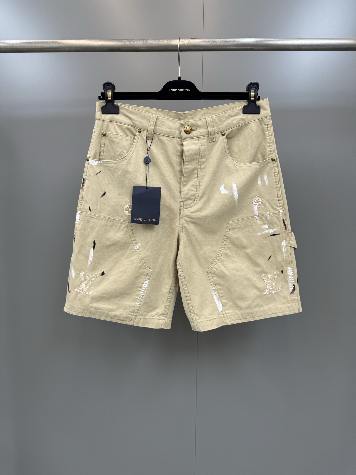 NO:778864,Lujia 2026SS new spring and summer straight workwear Bermuda shorts, light khaki washed denim, distressed to give a retro faded texture, painted spots with hand-splashed ink effect, three-dimensional splicing large pockets on the front, clear topstitching, increasing visual hierarchy, old metal nails embellishment at the pocket, brown flocked leather tag on the back waist, Louis Vuitton-Clothing, louis vuitton, louis vuitton, louis vuitton, shorts,19860909驴家 2026SS春夏新款直筒工装百慕大短裤,浅卡其色水洗牛仔布,做旧处理呈现出复古褪色的质感,手工泼墨效果的彩绘斑点 正面带有立体拼接大口袋 明线车线清晰,增加视觉层次 袋口做旧金属钉点缀 后腰处棕色植绒皮牌,路易威登-服装,louis vuitton,louis vuitton,louis vuitton,shorts,,Women's clothing