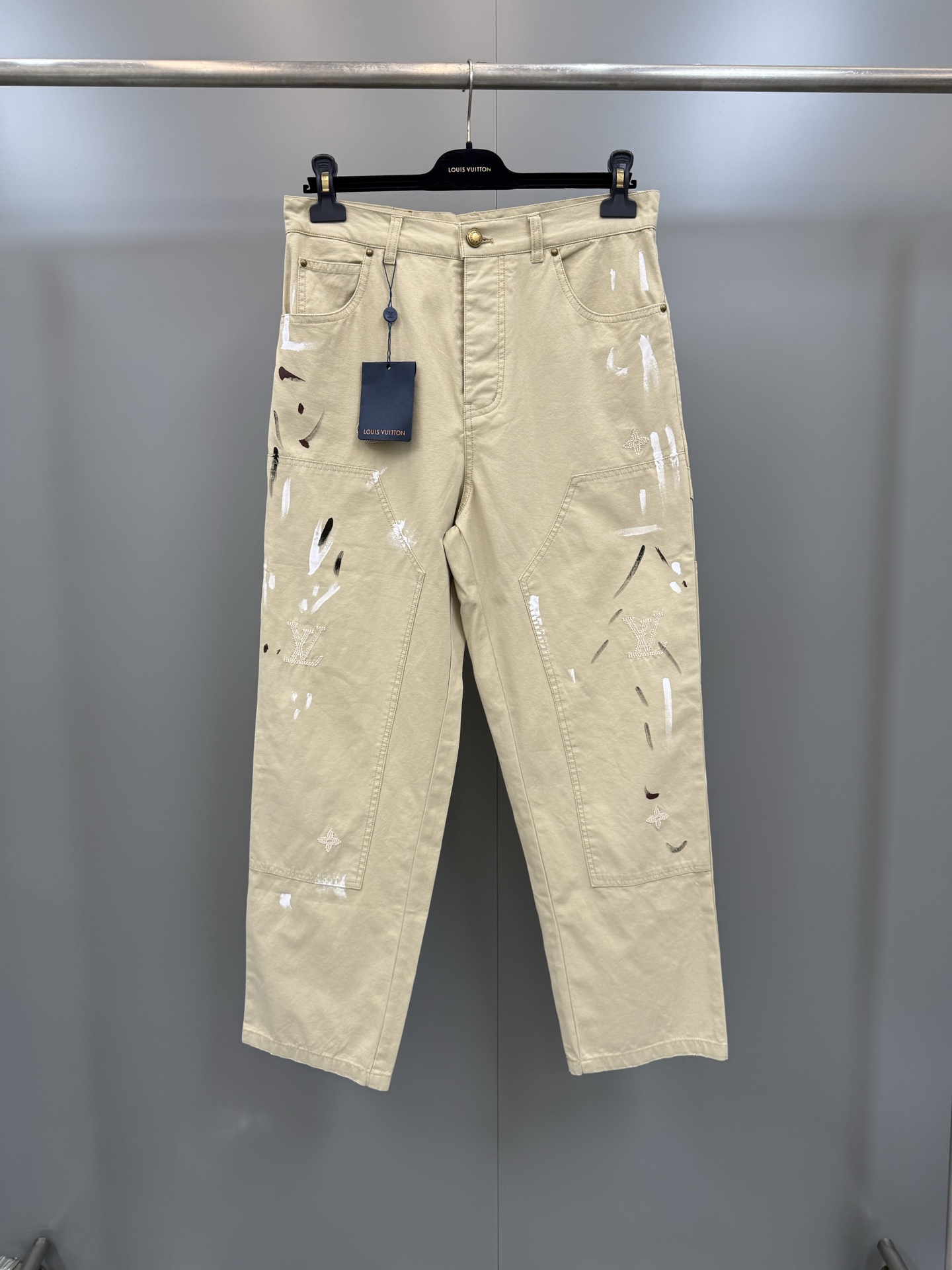 NO:778869,Lujia 2026SS new spring and summer straight work trousers, light khaki washed denim, distressed to give a retro faded texture, painted spots with hand-splashed ink effect, three-dimensional splicing large pockets on the front, clear topstitching, increasing visual hierarchy, old metal nails embellishment at the pocket, brown flocked leather tag on the back waist, Louis Vuitton-Clothing, louis vuitton, louis vuitton, louis vuitton,19860909驴家2026SS春夏新款直筒工装长裤,浅卡其色水洗牛仔布,做旧处理呈现出复古褪色的质感,手工泼墨效果的彩绘斑点 正面带有立体拼接大口袋 明线车线清晰,增加视觉层次 袋口做旧金属钉点缀 后腰处棕色植绒皮牌,路易威登-服装,louis vuitton,louis vuitton,louis vuitton,,Women's clothing
