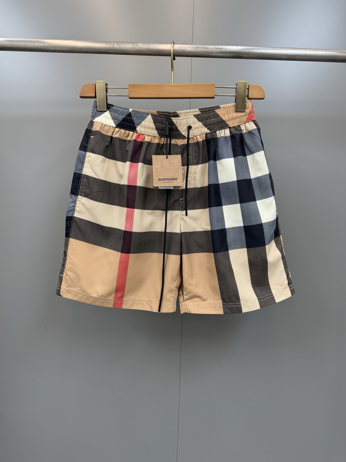 NO:779413,BBR high version drawstring swimming trunks, decorated with worsted Burberry check. Presenting a casual fit, with mesh lining., Burberry - Clothing, burberry,19860909BBR高版本抽绳式游泳裤,装饰精纺 Burberry 格纹.呈现休闲版型,搭配网眼内衬.,博柏利-服装,burberry,,Women's clothing