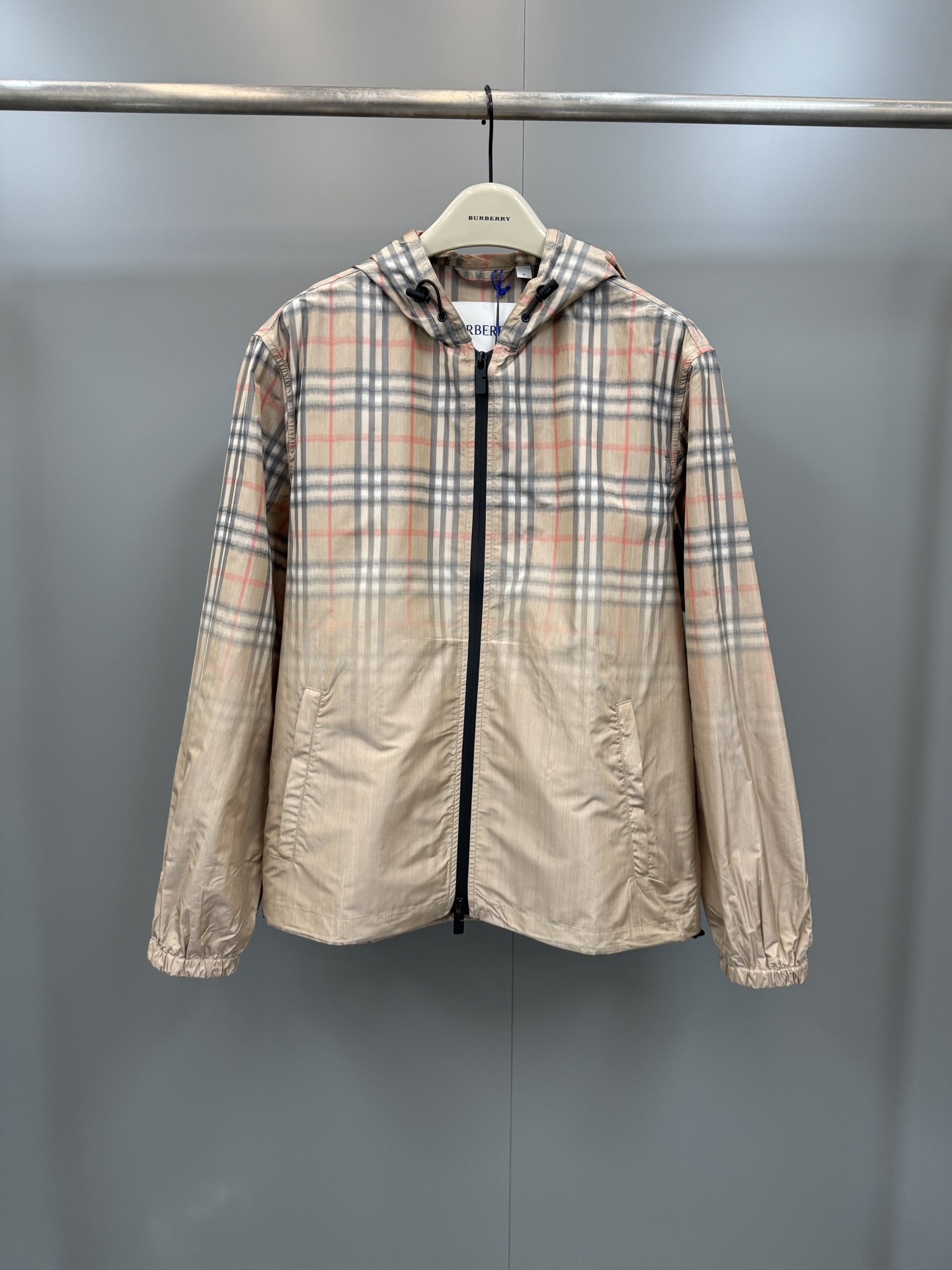 NO:783888,BBR2026 men's new jacket, creatively adopts gradient style to create a worsted pattern that cleverly blends Burberry plaid and pure sand beige design. The hooded style presents a casual fit. With the drawstring hood and hem, it can be adjusted to create different looks. Burberry - clothing, burberry, jackets & coats, hats,19860909BBR2026男士新品夹克,创意采用渐变风格,营造 Burberry 格纹与纯沙米色设计巧妙交融的精纺图案.连帽款式,呈现休闲版型.搭配抽绳式连帽与衣摆,可调节打造不同造型.,博柏利-服装,burberry,jackets & coats,hats,,Women's clothing