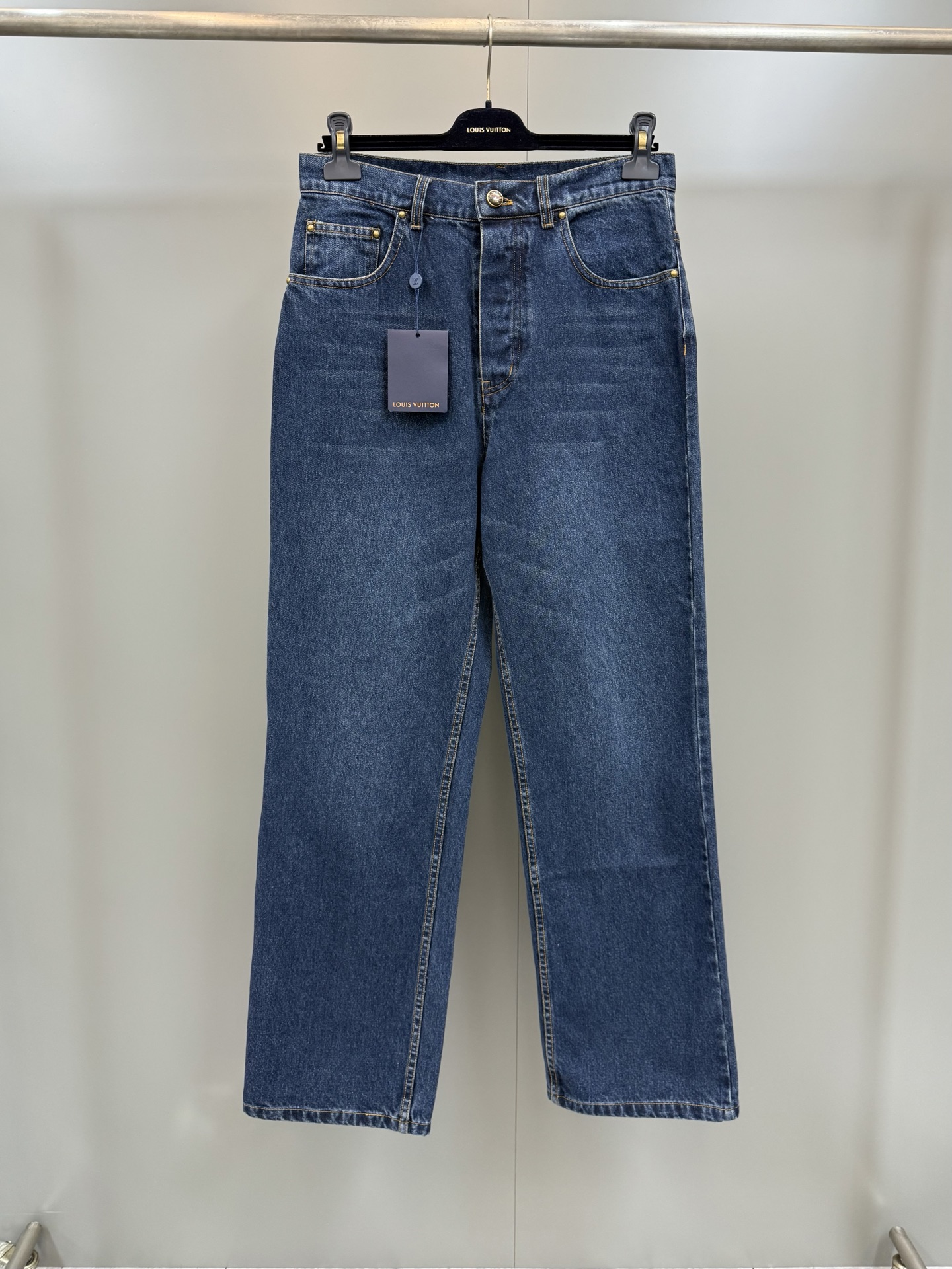 NO:783899,Lujia 26 new washed denim skateboard pants are from the 2026 spring and summer show, with a simple design to achieve a casual daily look. The leather back patch pocket is embellished with Mini Monogram embossing, and the translucent tiger eye stone effect buttons add a touch of elegance, Louis Vuitton - Clothing, louis vuitton, louis vuitton, louis vuitton,19860909驴家26新款水洗牛仔滑板裤出自 2026 春夏秀场,以简约设计成就闲适日常造型.皮革后贴袋点缀 Mini Monogram 压纹,半透明虎眼石效果纽扣再添考究一笔,路易威登-服装,louis vuitton,louis vuitton,louis vuitton,,Women's clothing