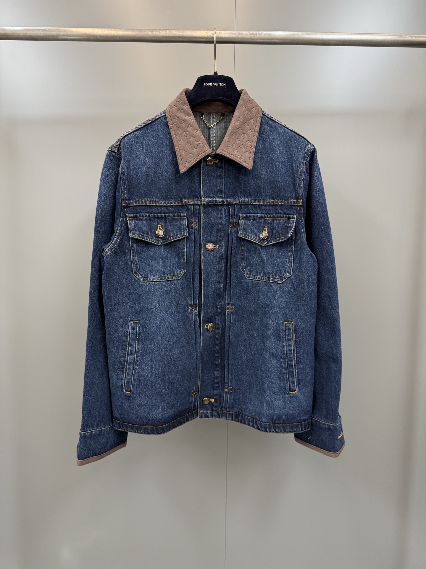 NO:783903,Lujia 26’s new washed denim jacket comes from the 2026 spring and summer show. The double-stitched pleats at the rear add roundness to the short Type II silhouette. The leather details are fully embellished with Mini Monogram patterns, making the collar and cuffs more elegant. The translucent tiger-eye effect buttons add an elegant touch. Suitable to match the same style of trousers., Louis Vuitton-clothing, louis vuitton, louis vuitton, louis vuitton, jackets &  coats,19860909驴家26新款水洗牛仔夹克出自 2026 春夏秀场,后部双缝褶为短款 Type II 廓形增添圆润量感.皮革细节全幅点缀 Mini Monogram 图案,令衣领与袖口更显考究.半透明虎眼石效果纽扣再添典雅一笔.适宜搭配同款长裤.,路易威登-服装,louis vuitton,louis vuitton,louis vuitton,jackets & coats,,Women's clothing