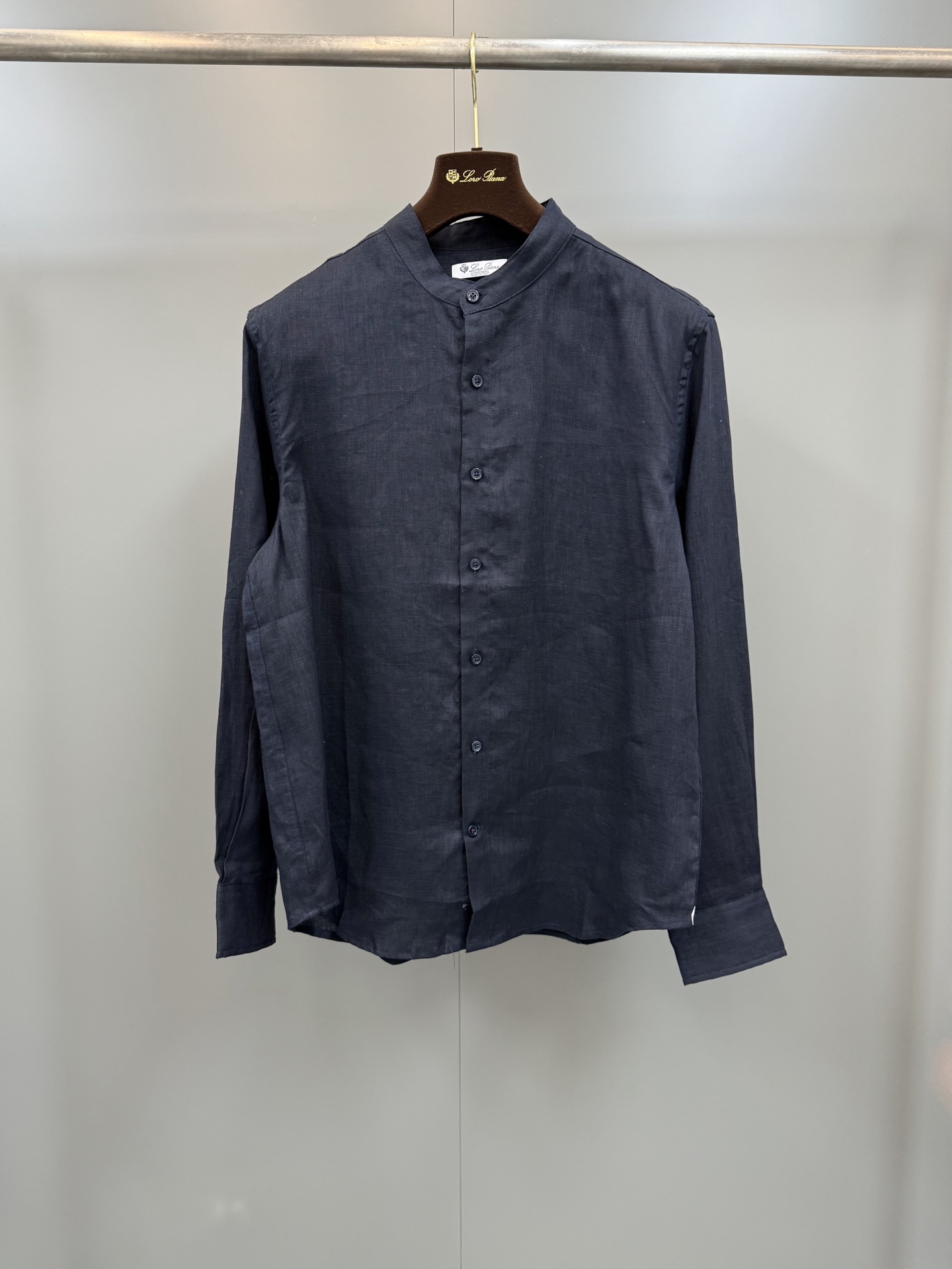 NO:778851,New LP Elia men's navy blue linen shirt. The Elia shirt is exquisite and versatile. It cleverly combines the classic silhouette of André shirts with a low midriff collar. It is woven from Solaire linen. It has a cool feel, texture and soft texture, and has been processed by the brand's special process. Guru collar button cuffs, mother-of-pearl button closure on the front. Badge detail patch on the side. Regular fit round hem. Fabric: Linen, SIZES M L XL. Can be equipped with hang tags, men's, loro piana, shirts,19860909新品LP Elia男士海军蓝色亚麻衬衫,Elia衬衫精致百搭,巧妙融合André衬衫经典版型与低中式领,由 Solaire亚麻编织而成,手感凉爽,兼具纹理和柔软质感,并经过品牌特殊工艺处理,Guru领纽扣袖口,正面配有珍珠母贝纽扣开合侧面设有徽章细节贴饰常规版型圆形下摆.面料:亚麻,SIZES M L XL 可配吊牌,男装,loro piana,shirts,,Women's clothing