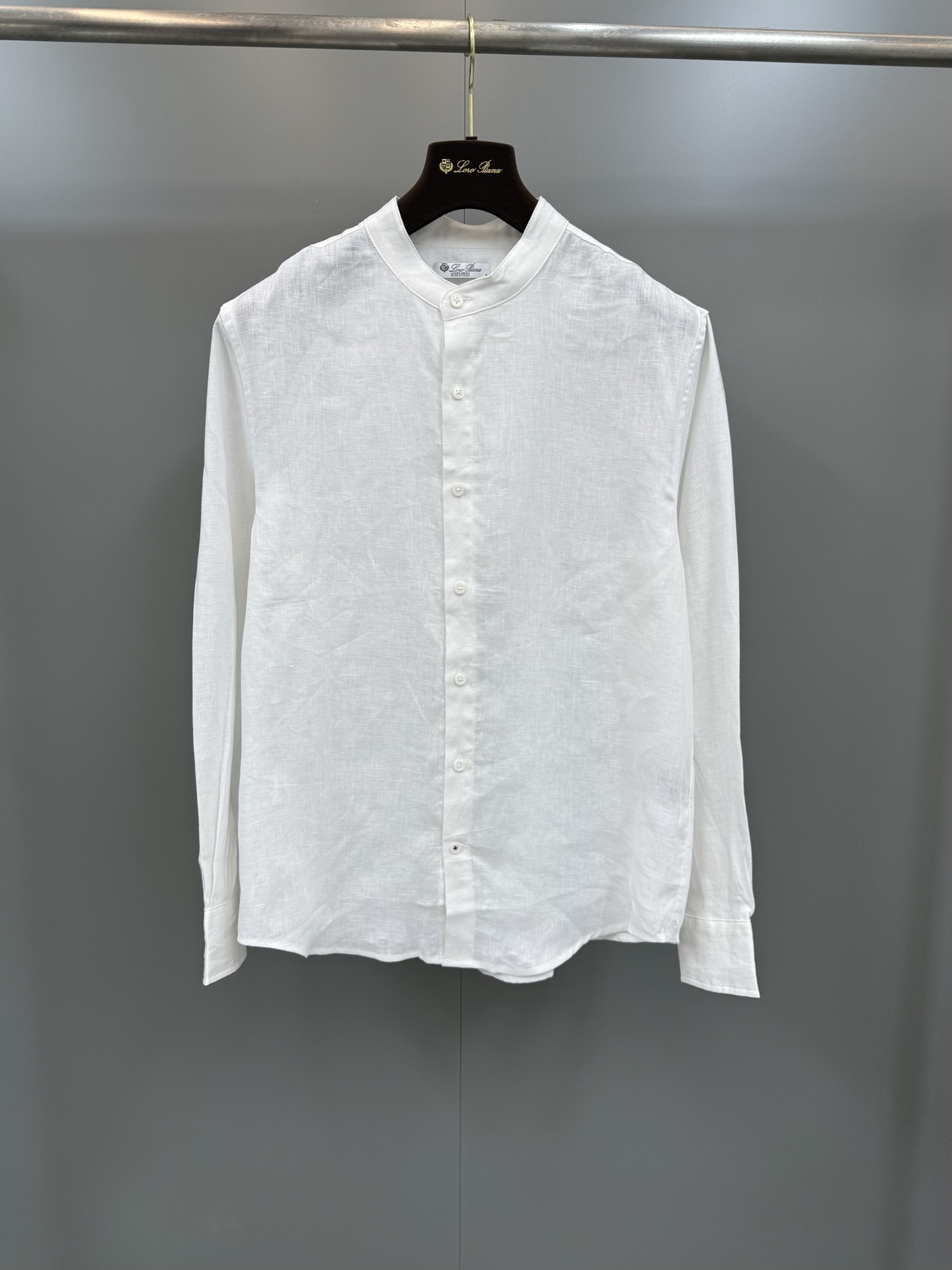 NO:778846,New LP Elia men's white linen shirt, Elia shirt is exquisite and versatile, cleverly combining the classic silhouette of André shirts with a low mid-style collar, woven from Solaire linen, cool to the touch, textured and soft, and treated with the brand's special process, Guru collar button cuffs, mother-of-pearl button closure on the front, badge detail patch on the side, regular fit round hem. Fabric: Linen, SIZES M L XL Can be equipped with hang tags, men's clothing, loro piana, shirts,19860909新品LP Elia男士白色亚麻衬衫,Elia衬衫精致百搭,巧妙融合André衬衫经典版型与低中式领,由 Solaire亚麻编织而成,手感凉爽,兼具纹理和柔软质感,并经过品牌特殊工艺处理,Guru领纽扣袖口,正面配有珍珠母贝纽扣开合侧面设有徽章细节贴饰常规版型圆形下摆.面料:亚麻,SIZES M L XL 可配吊牌,男装,loro piana,shirts,,Women's clothing