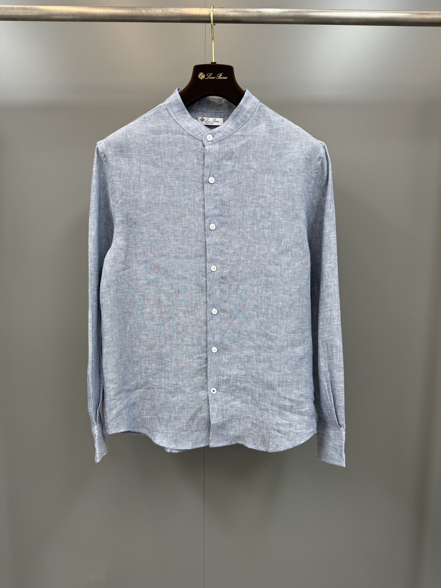 NO:778849,New LP Elia men's light indigo linen shirt. The Elia shirt is exquisite and versatile. It cleverly combines the classic silhouette of Andr shirts with a low Chinese collar. Made of  Woven from Solaire linen, it has a cool feel, texture and soft texture, and has been treated with the brand's special technology. Mandarin collar, mother-of-pearl button closure, long sleeves, shirt-style cuffs with mother-of-pearl buttons, rounded hem, small LP badge patches on both sides, mixed color fabric, regular fit. Fabric: linen, SIZES M L19860909新品LP Elia男士浅靛蓝色亚麻衬衫,Elia衬衫精致百搭,巧妙融合Andr衬衫经典版型与低中式领,由 Solaire亚麻编织而成,手感凉爽,兼具纹理和柔软质感,并经过品牌特殊工艺处理,中式领,珍珠母贝纽扣开合,长袖,衬衫式袖口,配以珍珠母贝纽扣,圆润下摆,两侧点缀小巧LP徽章贴饰,混色面料,常规版型.面料:亚麻,SIZES M L XL 可配吊牌,男装,loro piana,shirts,,Women's clothing