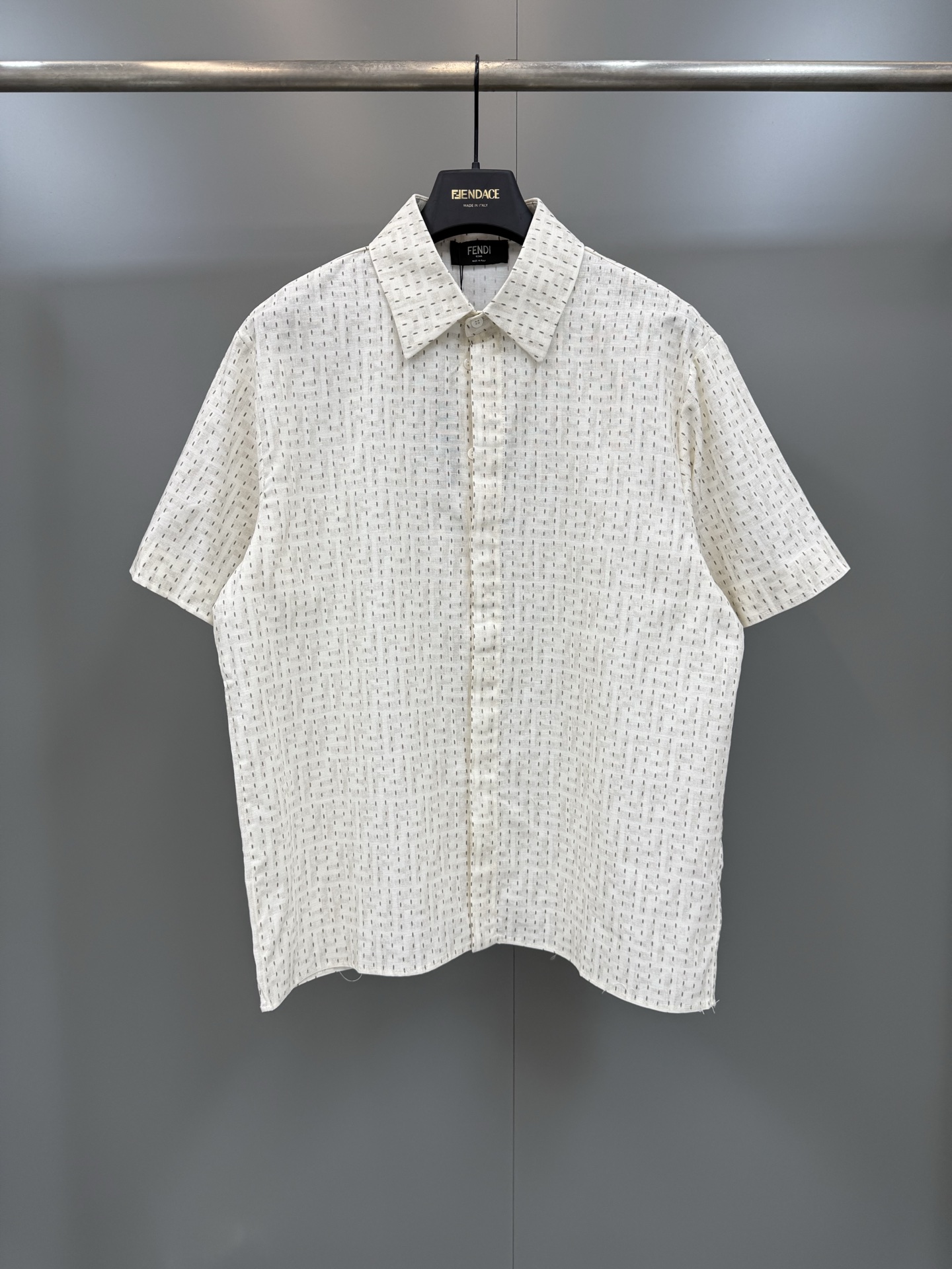NO:780433,Fedi's new Italian fashionable collared short-sleeved shirt. Loose fit. Hidden button closure. Beige linen material. Decorated with the same color FF stitching pattern. Made in Italy. Material Main fabric: linen, Fendi-clothing, fendi, shirts, T-shirt,19860909Fedi新款意大利时尚领短袖衬衫.宽松版型.暗扣开合.米色亚麻材质.饰有同色FF缝线图案. 意大利制造 材质 主面料: 亚麻,芬迪-服装,fendi,shirts,T-shirt,,Women's clothing