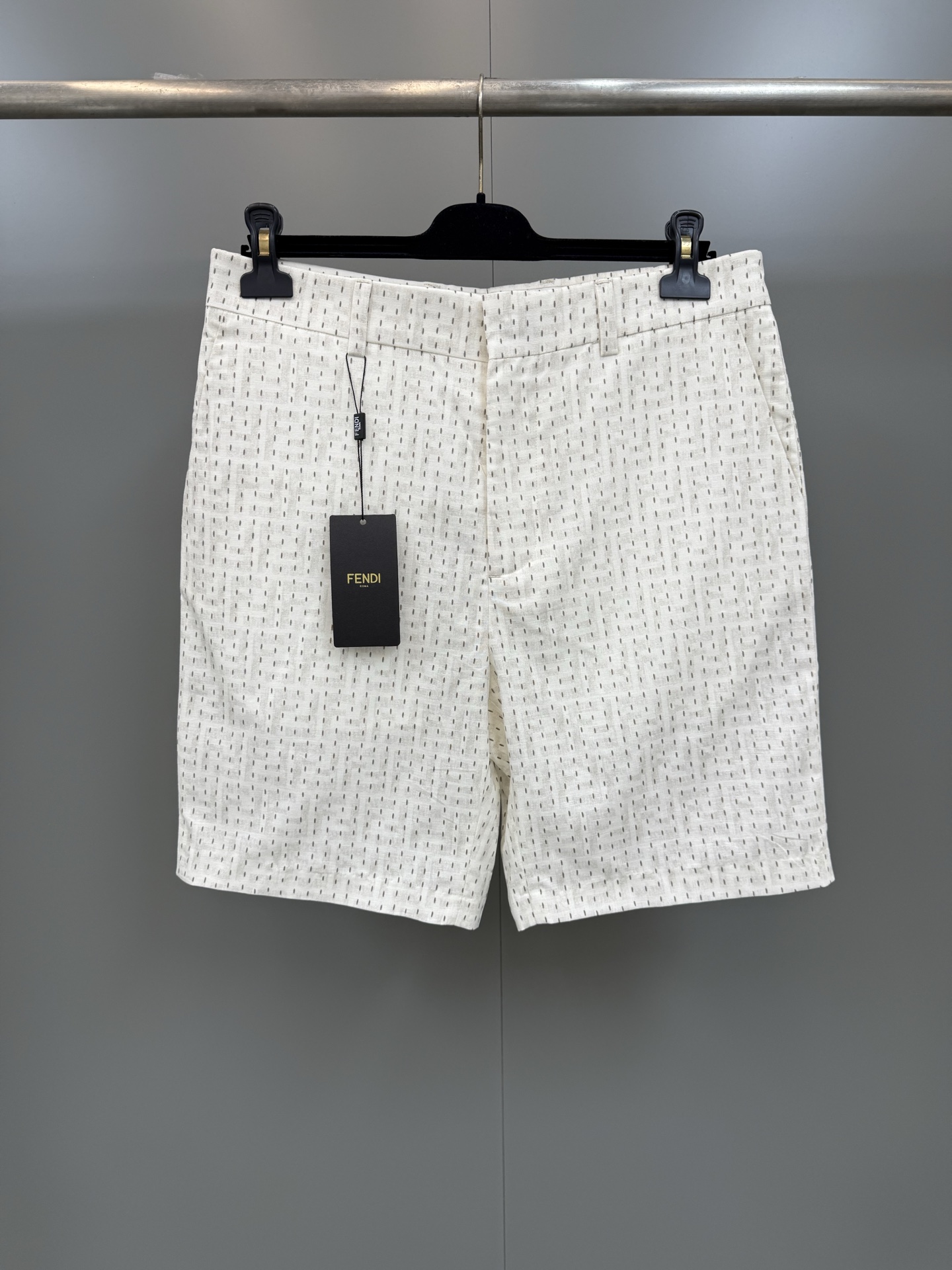 NO:780492,Fidi shorts with beige stitching throughout. FF Selleria detail on the back. Main fabric: linen, Fendi-clothing, fendi, shorts,19860909Fidi短裤,全幅饰有米色缝线.背面饰有FF Selleria细节. 主面料:亚麻,芬迪-服装,fendi,shorts,,Women's clothing