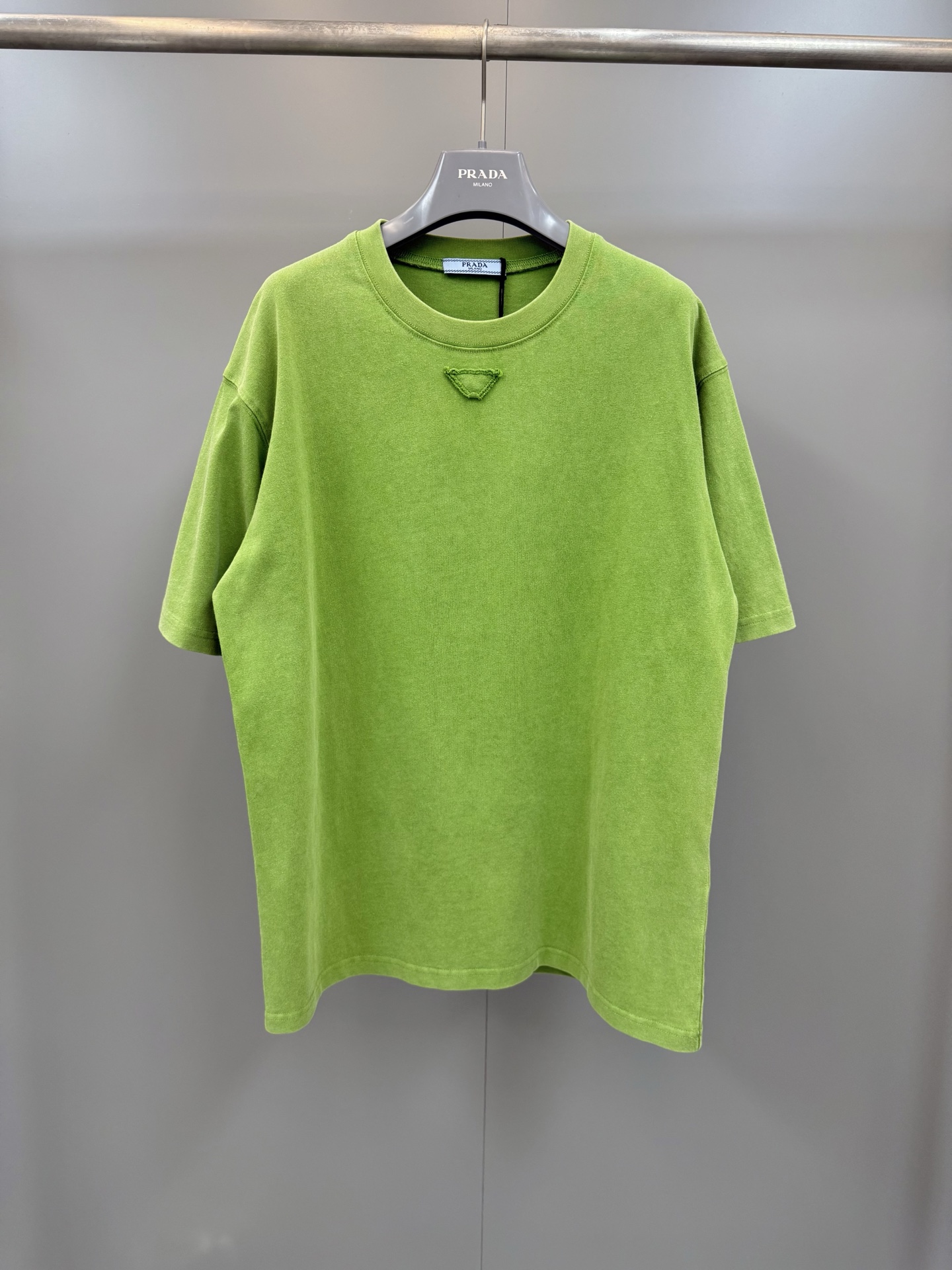 NO:781468,Prada 26ss new triangle patch round neck short-sleeved T-shirt is made of combed cotton and woven with 15 thick yarns. The weight is as high as 230g. It ensures the stiffness and structure of the fabric while giving the clothes a solid drape and durability.  The ready-made garments are processed through the frying process. Through multiple processes such as pre-shrinking, dyeing, frying, and color fixation, the indigo color presents a natural old-fashioned smudged effect, and the cloth surface forms a richly layered retro texture. At the same time, the moisture absorption and breathability performance of the cotton fiber is enhanced.  Wrinkle-resistant, classic dropped shoulder sleeves and ribbed crew neck. On the basis of retaining a casual and relaxed feel, it is decorated with precision stitching and triangular patches to convey low-key and luxurious Italian craftsmanship aesthetics. It is a basic item with both practical wearability and style!  ,Prada-clothing,prada,T-shirt,tees,t-shirt,19860909普拉达26ss新款三角贴饰圆领短袖T恤 采用精梳棉为原料,选用15支粗支纱线织造,克重高达230g,在保证面料挺括度与结构感的同时,赋予衣物扎实的垂坠感与耐穿度 成衣经炒色工艺处理,通过预缩、染色、炒色、固色等多道工序,使靛蓝色泽呈现自然的做旧晕染效果,布面形成层次丰富的复古肌理,同时强化了棉纤维的吸湿透气性能与抗皱性,经典落肩袖型搭配罗纹圆领,在保留休闲松弛感的基础上,通过精密车线与三角贴布装饰,传递出低调奢华的意式工艺美学,是兼具实穿性与风格感的基础款单品！,普拉达-服装,prada,T-shirt,tees，t-shirt,,Women's clothing