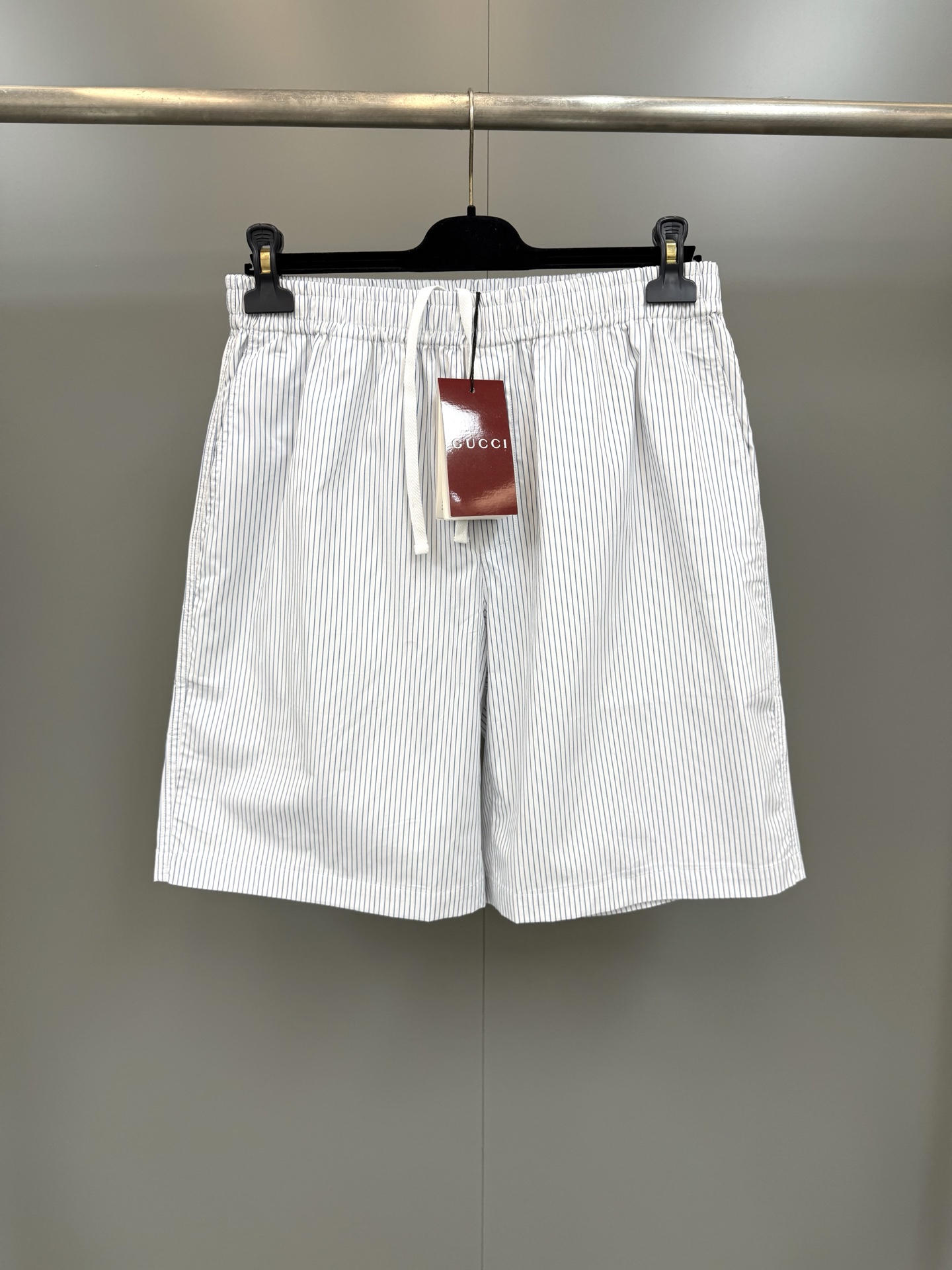 NO:781476,G's 26 new shorts. The archive logo 'Gucci Firenze Since 1921' is reinterpreted through different techniques. As an exclusive source of inspiration, it runs through various designs in the series. This shorts is made of pinstriped cotton and is carefully decorated with 'Gucci Firenze Since 1921' print., Gucci - Clothing, gucci, gucci, gucci, shorts,19860909G家26新款短裤 典藏标识“Gucci Firenze Since 1921”经由不同工艺焕新演绎,作为专属灵感来源,贯穿系列多款设计.这款短裤甄选细条纹棉打造,精心缀饰“Gucci Firenze Since 1921”印花.,古驰-服装,gucci,gucci,gucci,shorts,,Women's clothing