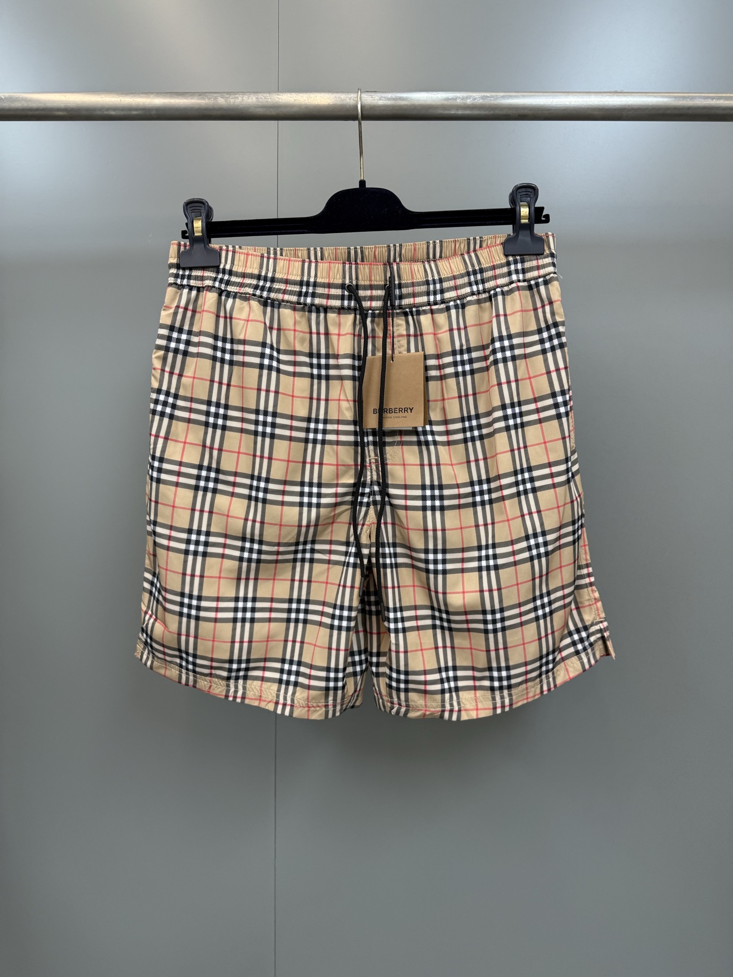NO:782754,BBR's new drawstring beach shorts, Burberry plaid. Casual fit, with mesh lining. High version, Burberry-clothing, burberry,19860909BBR新款抽绳式沙滩裤,Burberry 格纹.休闲版型,搭配网眼内衬.高版本,博柏利-服装,burberry,,Women's clothing